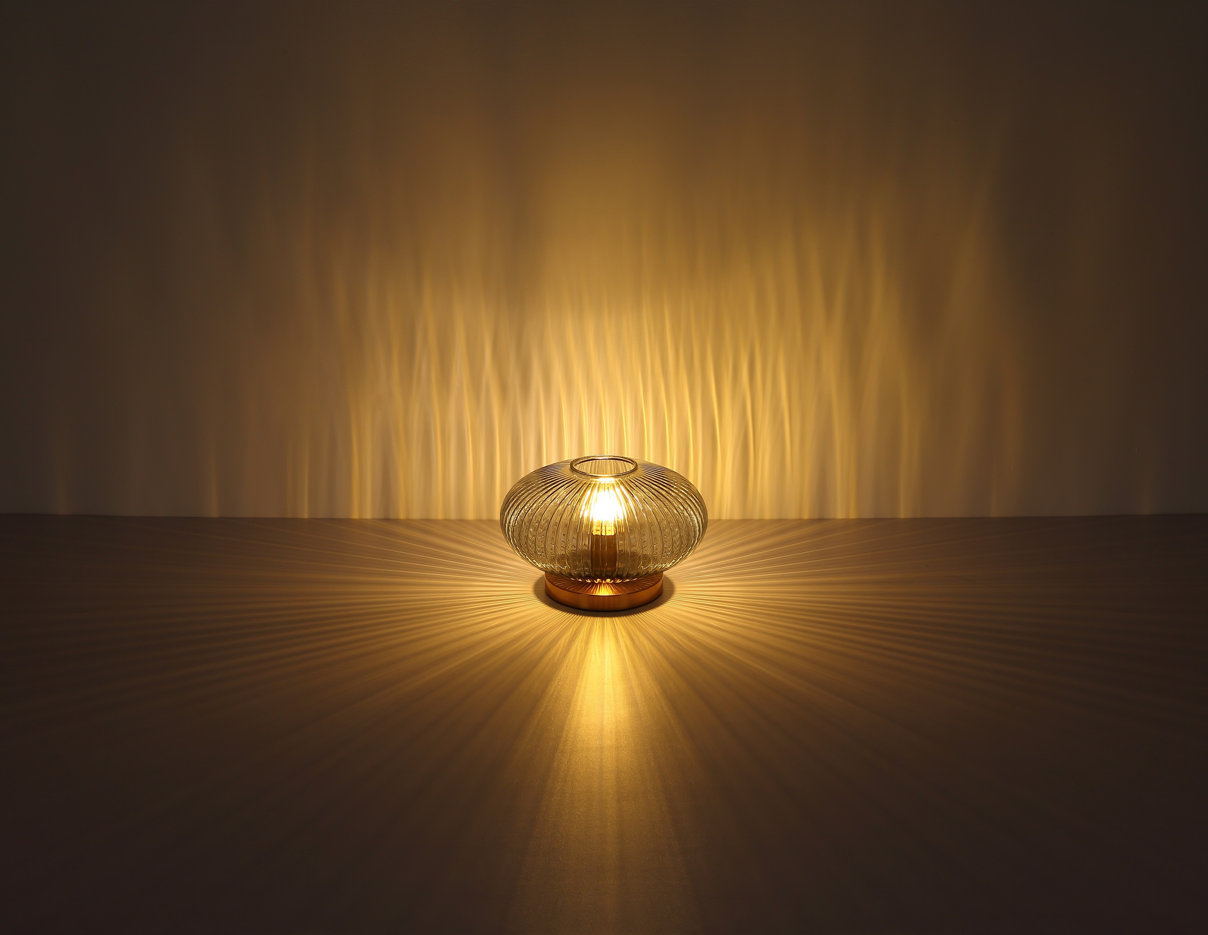 GLOBO LIGHTING Tischleuchte »NORMY« E27 1 Stk. Messingfarbene Tischleuchte mit rauchfarbenem Glas, E27 60W