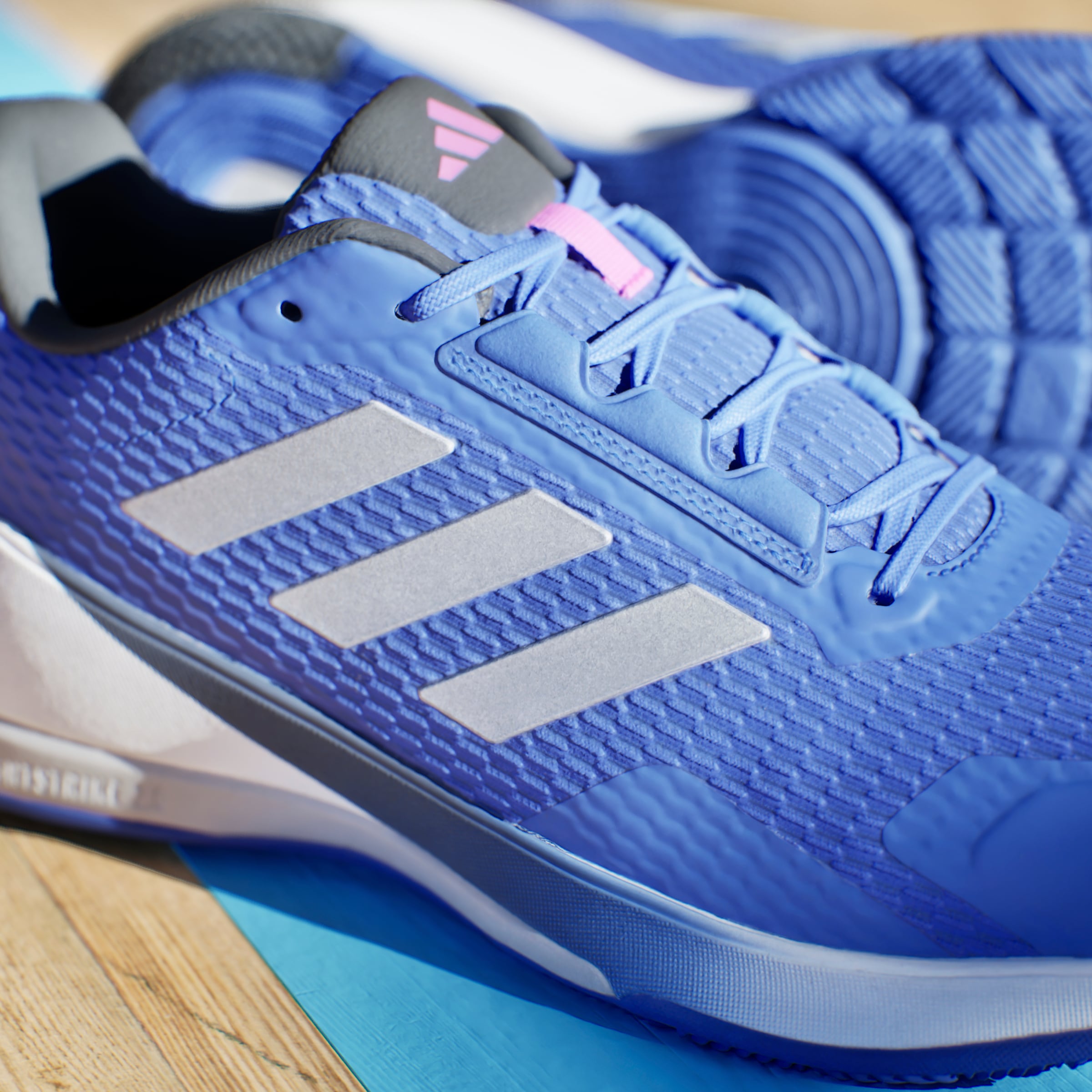 adidas Performance Hallenschuh »NOVAFLIGHT 2 INDOOR«, besonders geeignet für Volleyball