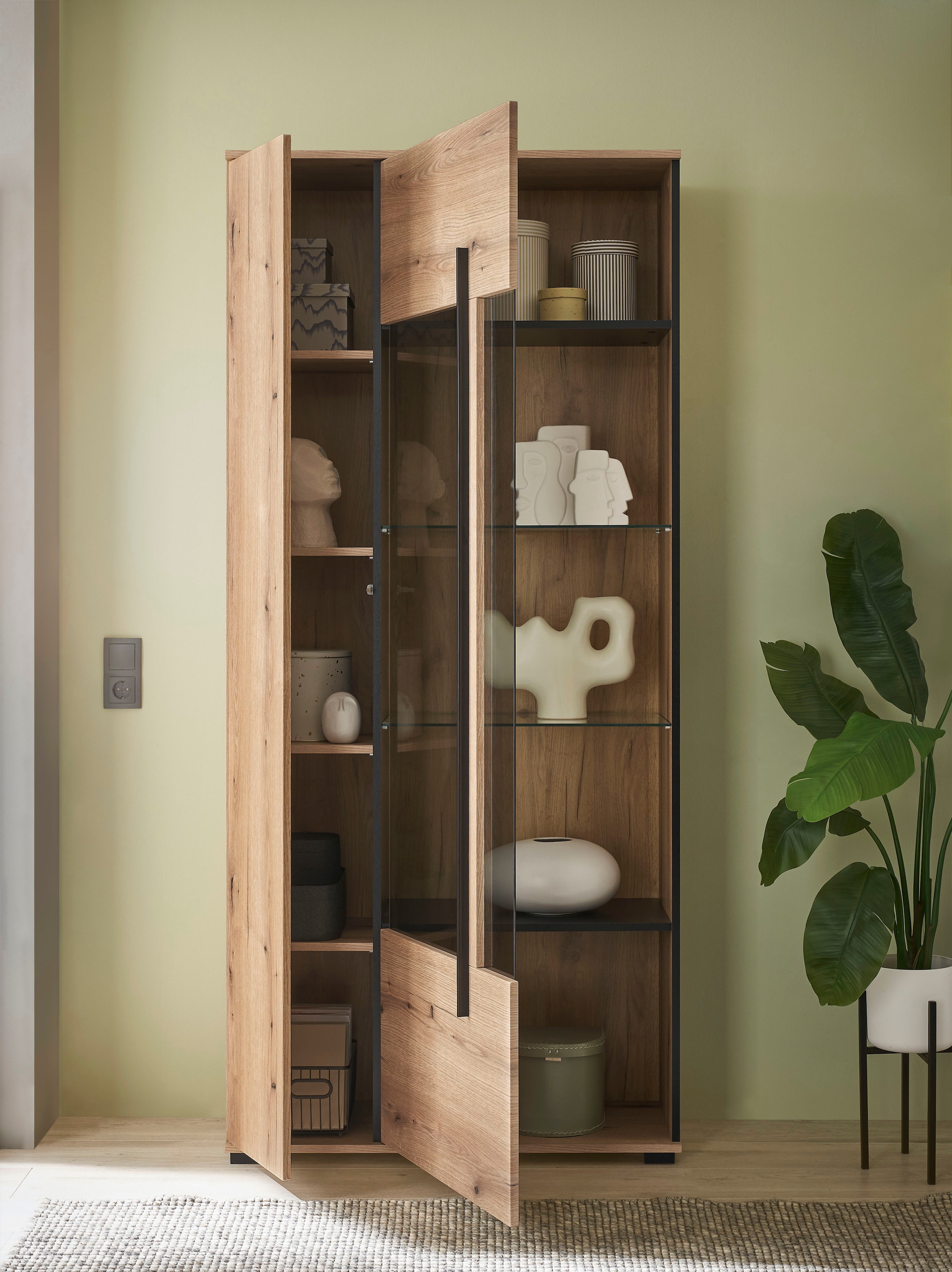 INOSIGN Vitrine »Cantara, Vitrinenschrank in Eiche Evoke oder weiß, Standvitrine«, schwarzer Stangengriff, ausreichend Stauraum, vielseitig einsetzbar