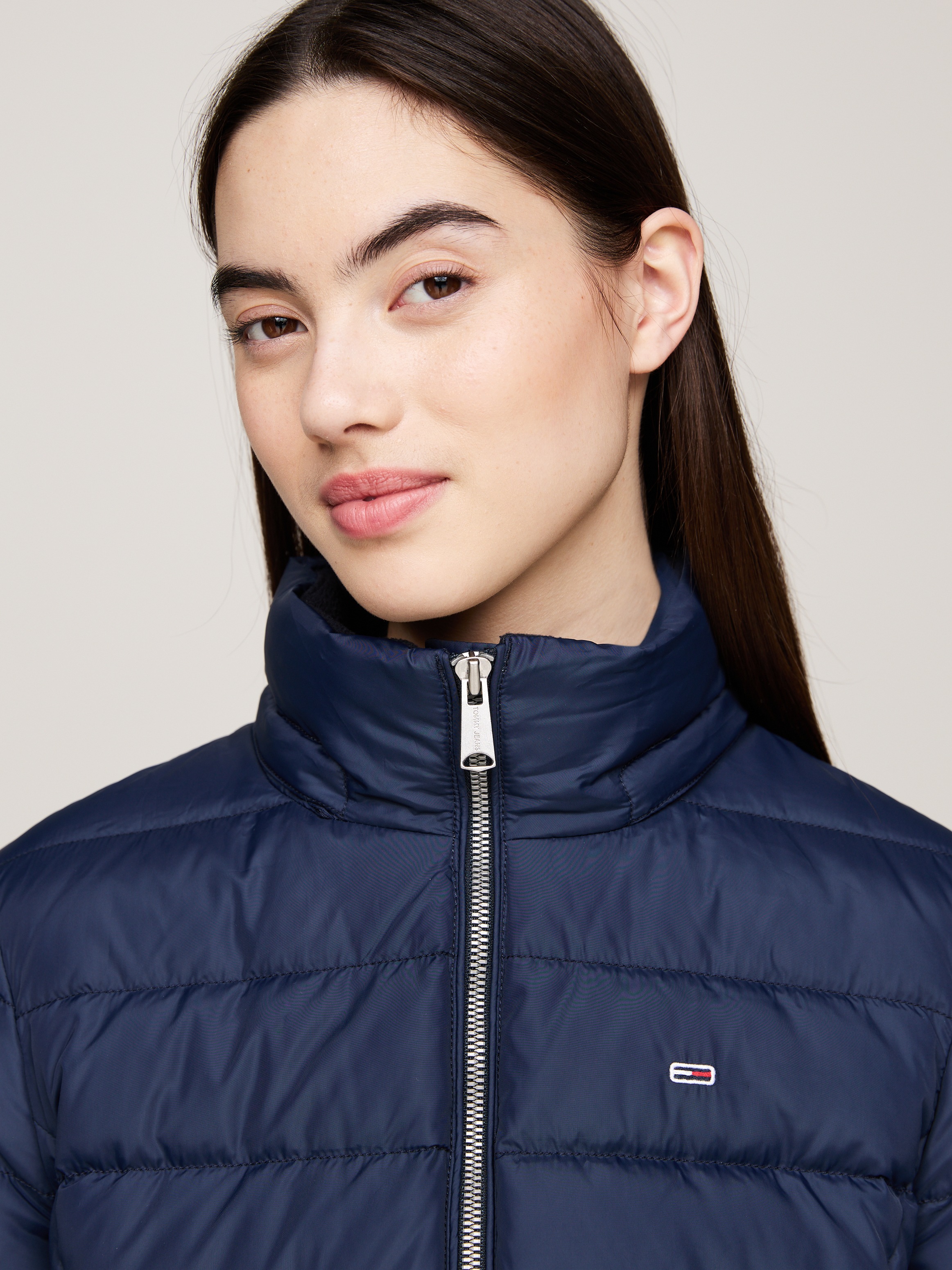 Tommy Jeans Steppjacke "TJW BASIC HOODED DOWN JACKET EXT" mit Kapuze mit Lo günstig online kaufen