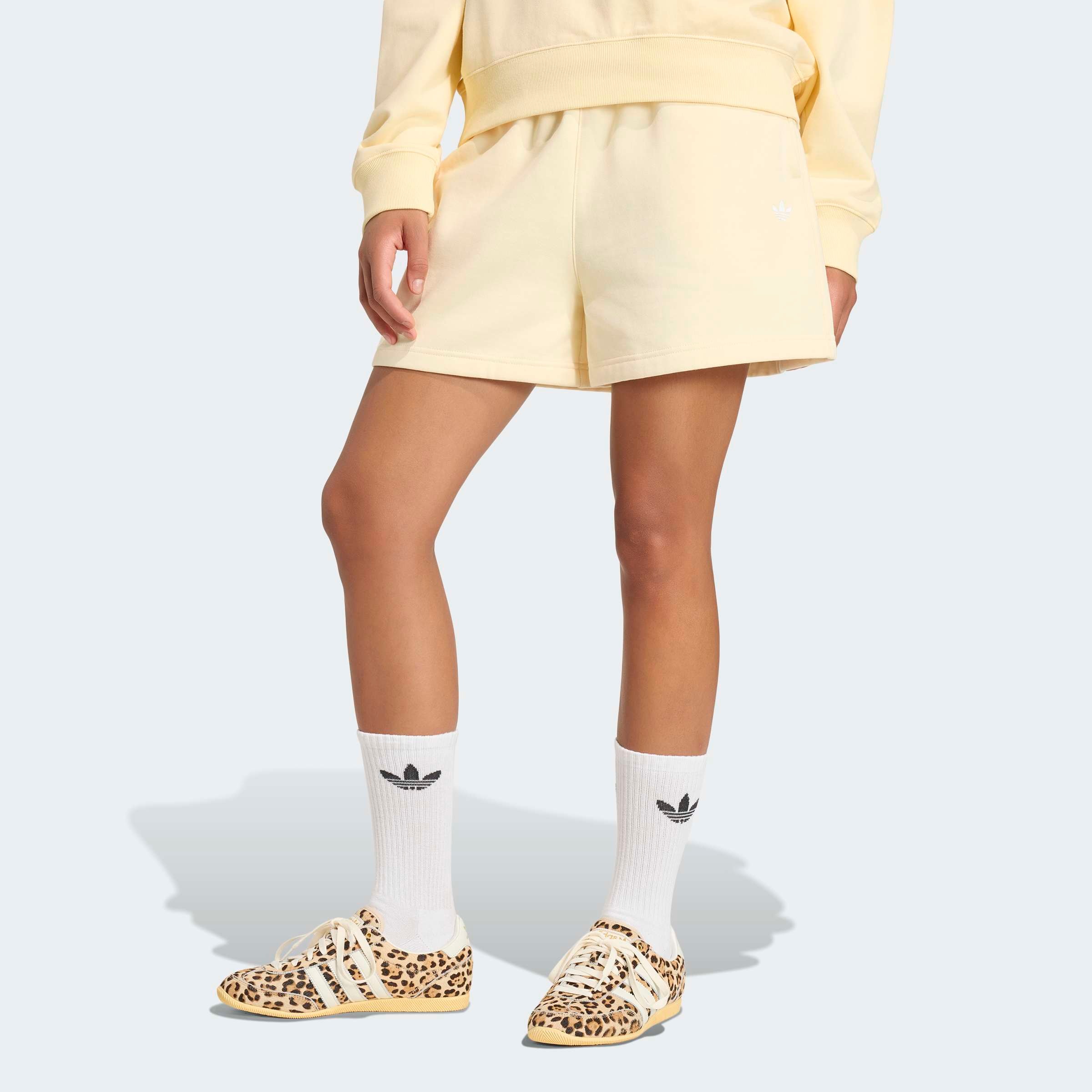 adidas Originals Shorts "ESSENTIALS FLEECE-, LOCKER GESCHNITTEN" mit engem Schnitt, aus Baumwolle und Polyester