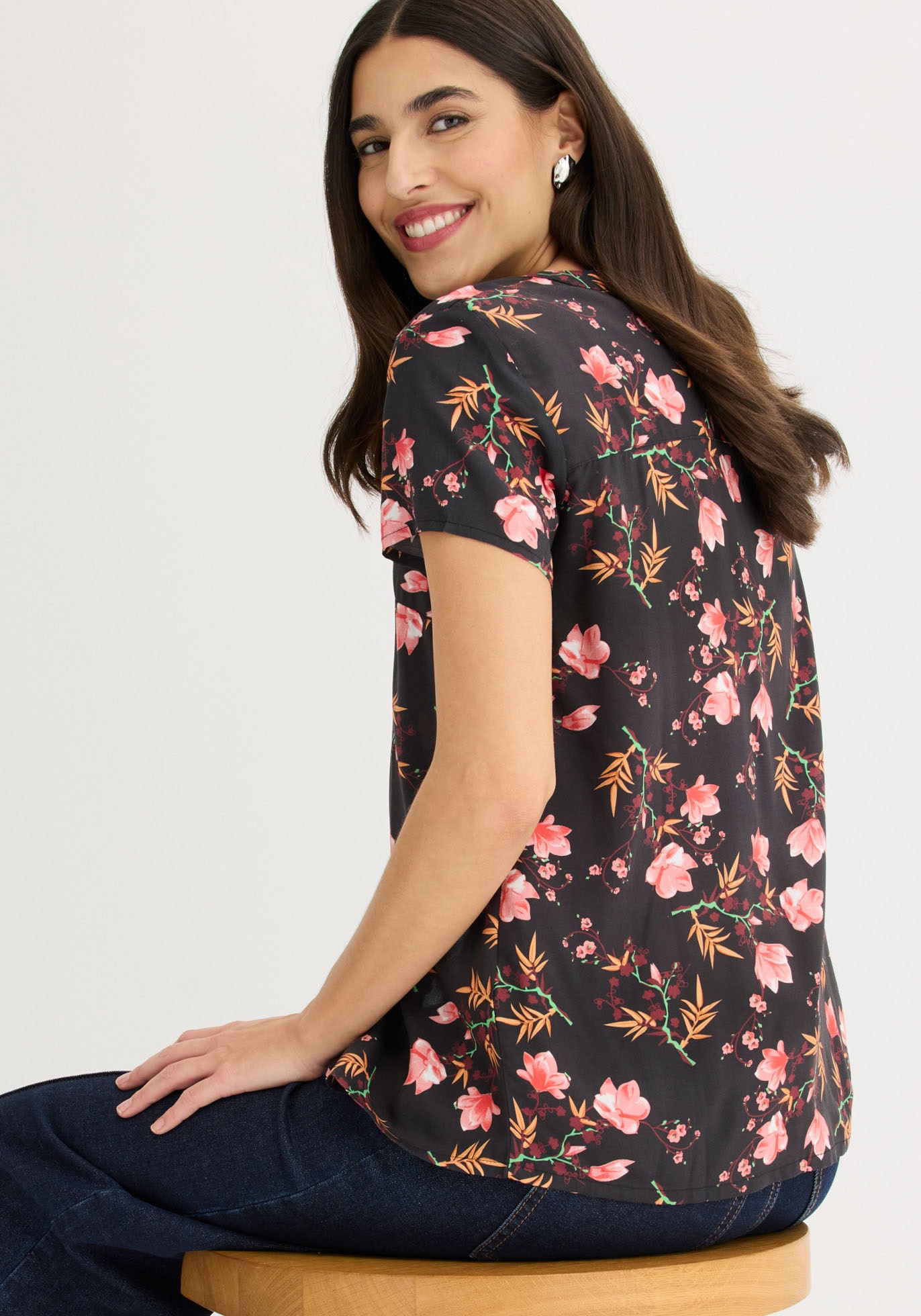 bonprix Kurzarmbluse Regular Fit, für Businessmode, aus Viskose, feminin gestaltet