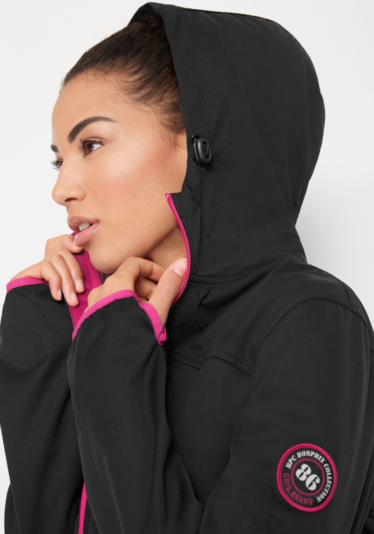 bonprix Softshelljacke mit Kapuze leichtes Material, mit 2-Wege-Reißverschluss, mit Daumenlöchern