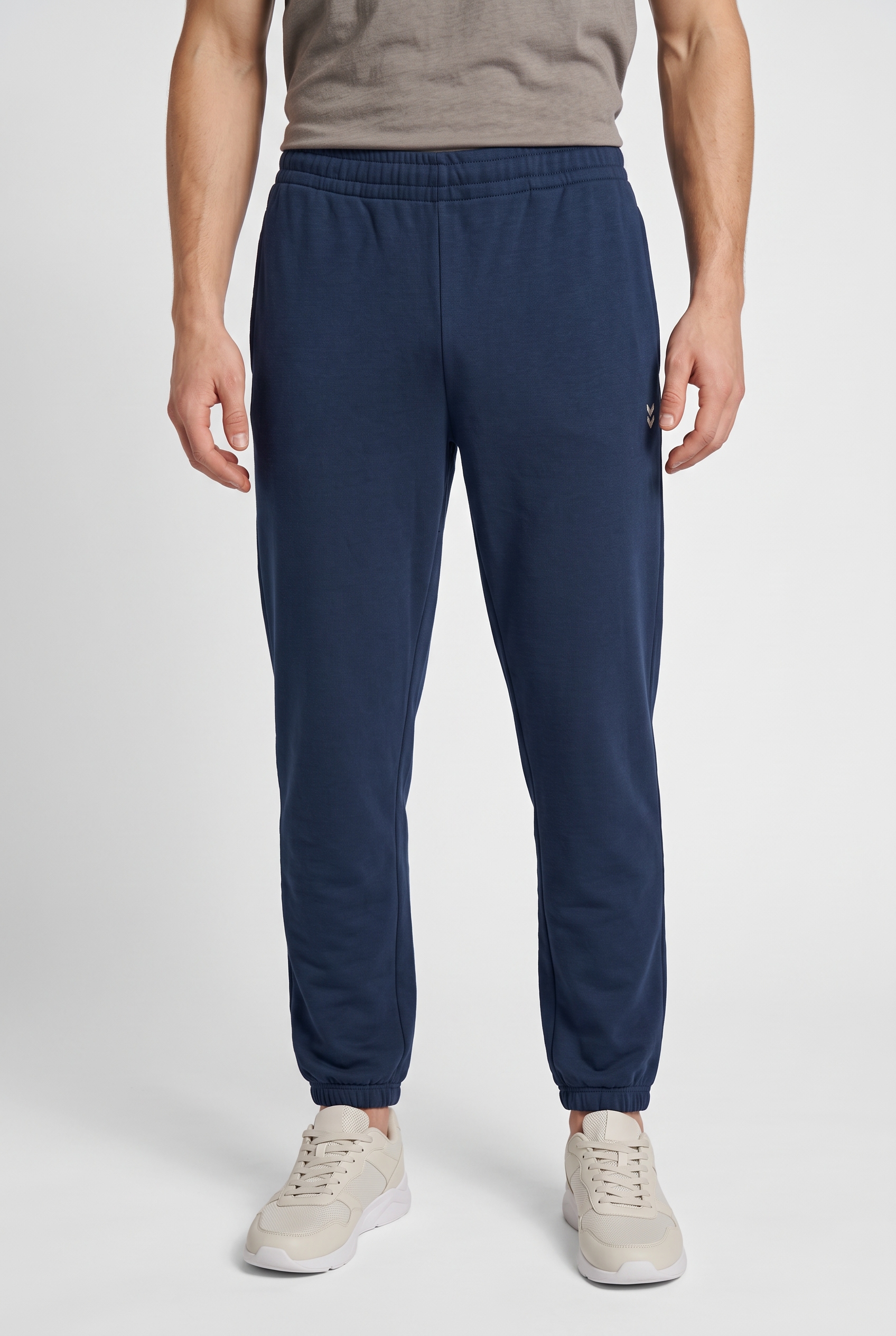 hummel Jogginghose »HMLPULSE SWEAT PANTS«  mit gesticktem Chevron-Logo, aus Baumwolle und Polyester