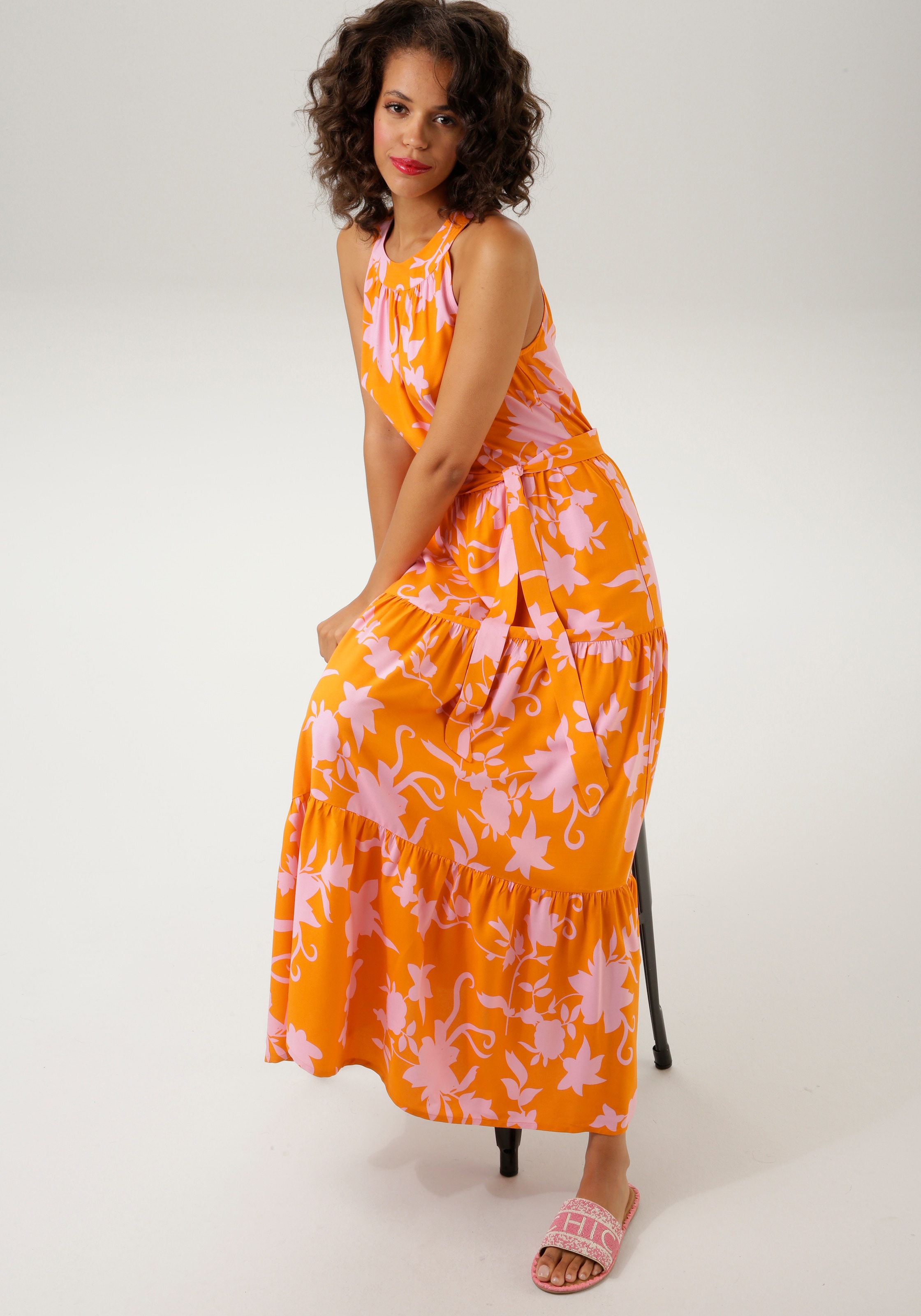 Aniston CASUAL Sommerkleid, (mit abnehmbarem Bindeband), mit trendfarbenem, graphischem Blumendruck - NEUE KOLLEKTION