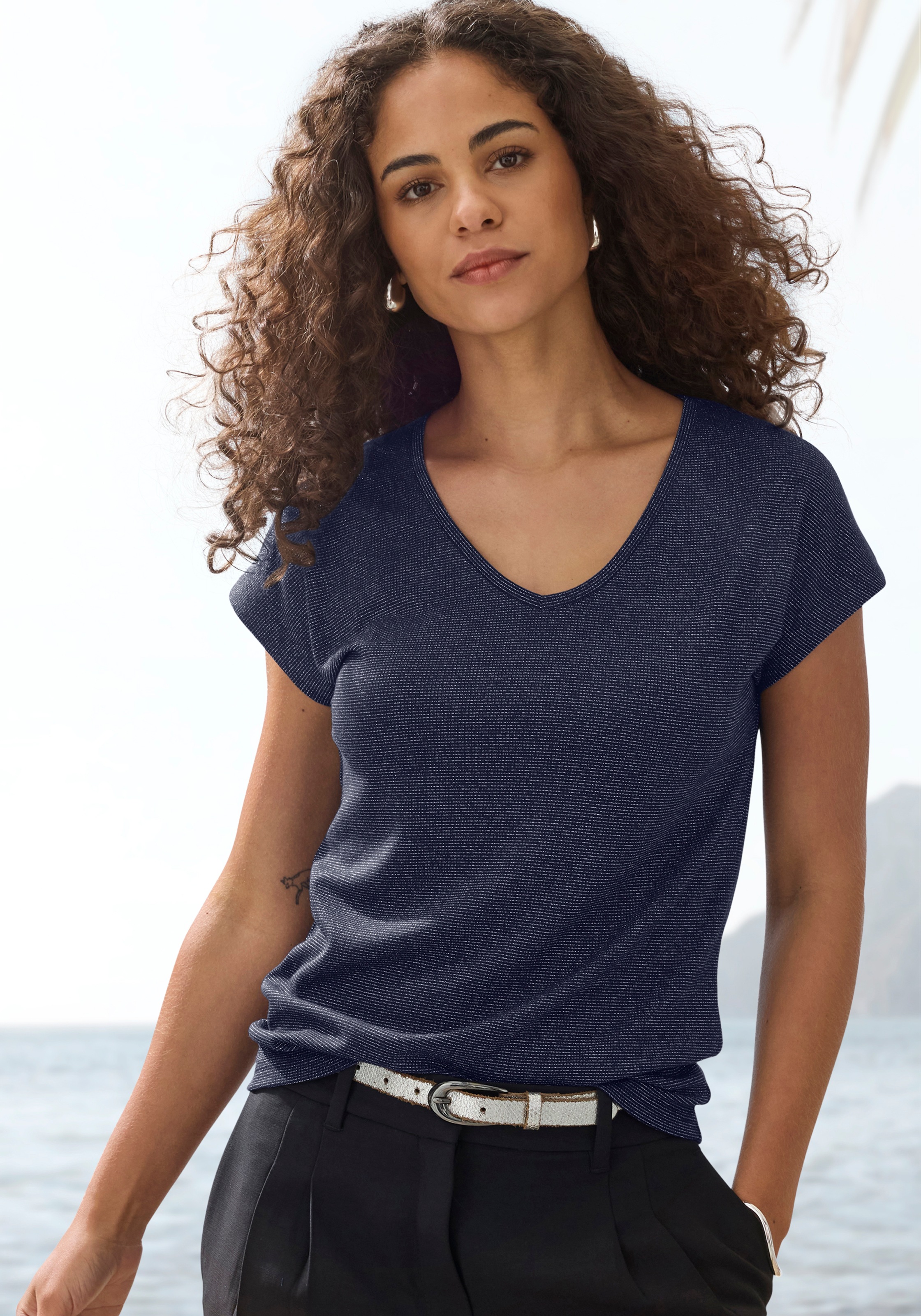 Kurzarmshirt LASCANA "mit silberfarbenem Glitzereffekt", Damen, Gr. 40/42, blau (navy), Obermaterial: 65% Polyester (REPREVE), 16% metallisierte Faser (LUREX), 15% Viskose, 4% Elasthan, Glitzermuster, bequem, V-Ausschnitt, Shirts, aus pflegeleichter Quali