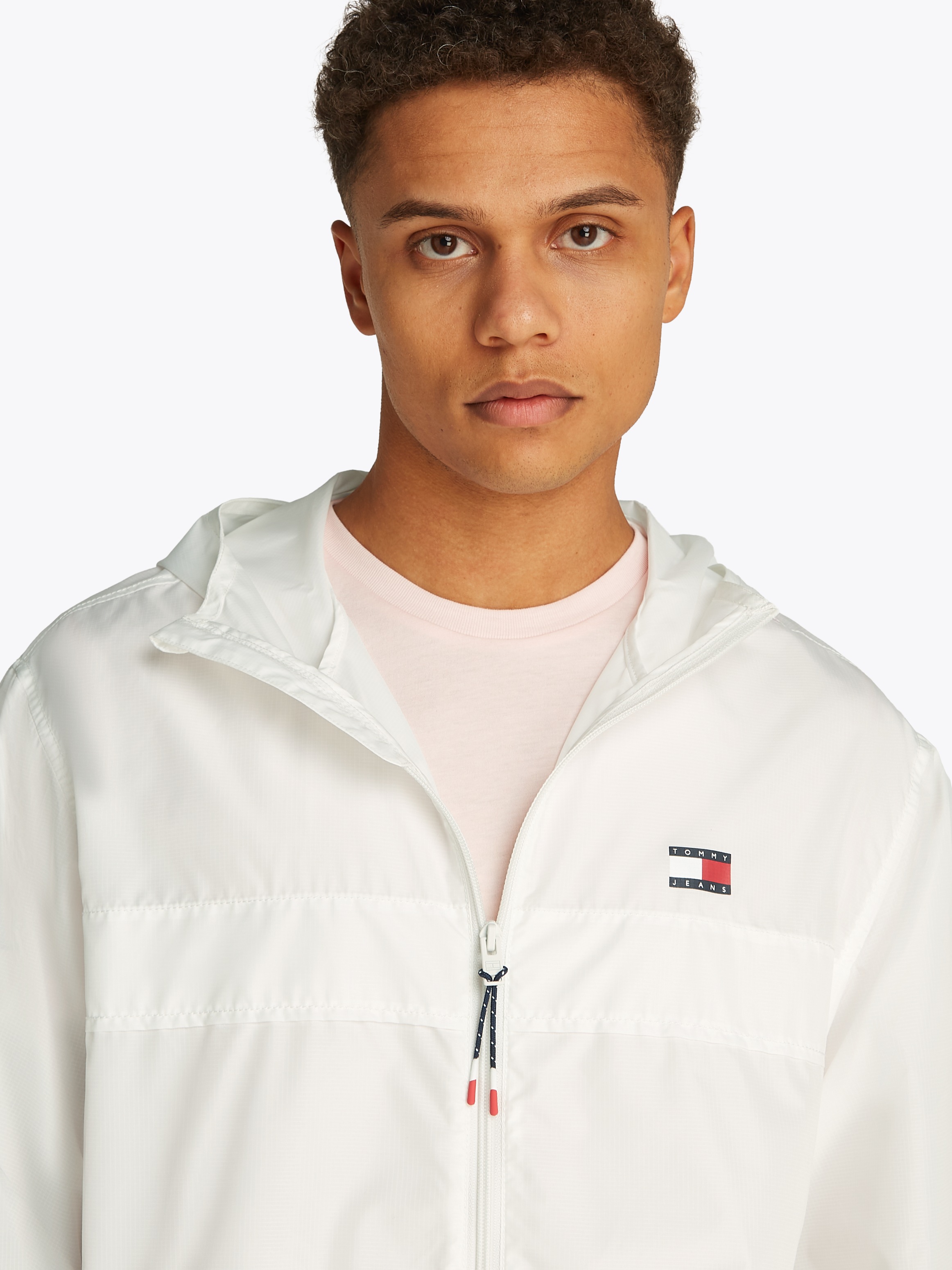 Tommy Jeans Outdoorjacke "TJM LW CHICAGO JACKET", mit Kapuze, mit Logoprägu günstig online kaufen