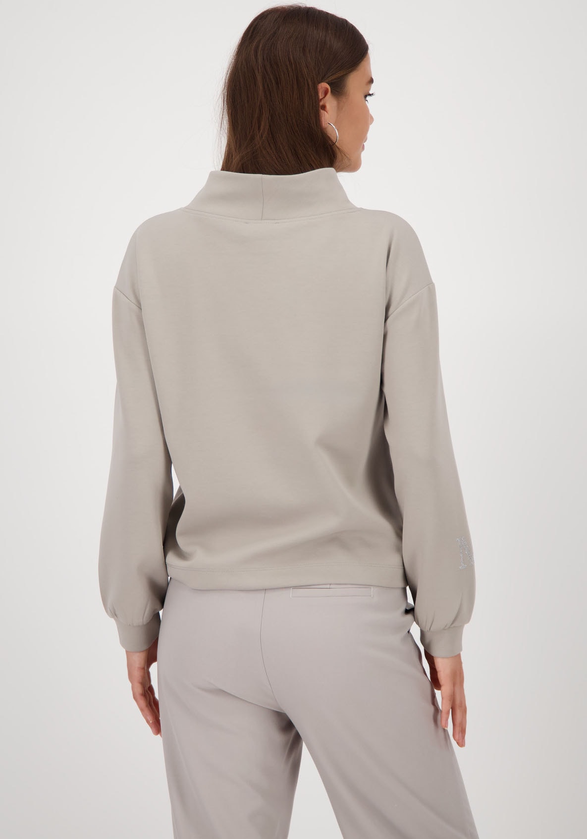 Monari Sweatshirt »Sweatshirt Schmuckdetail«, Stehkragen mit Bindeband, Logo aus Strasssteinen