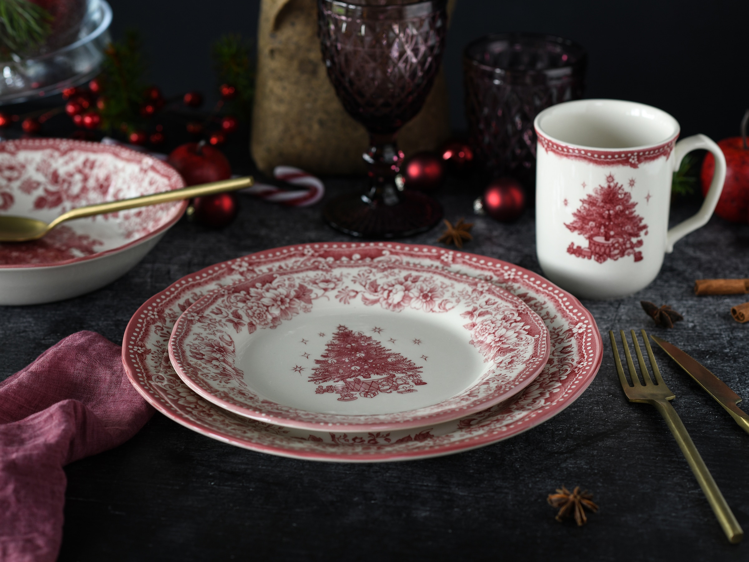 CreaTable Kombiservice »Tannenbaum Rot, Kombiservice 16-tlg«, (Set, 16 tlg.), Tannenbaum als Zentralmotiv