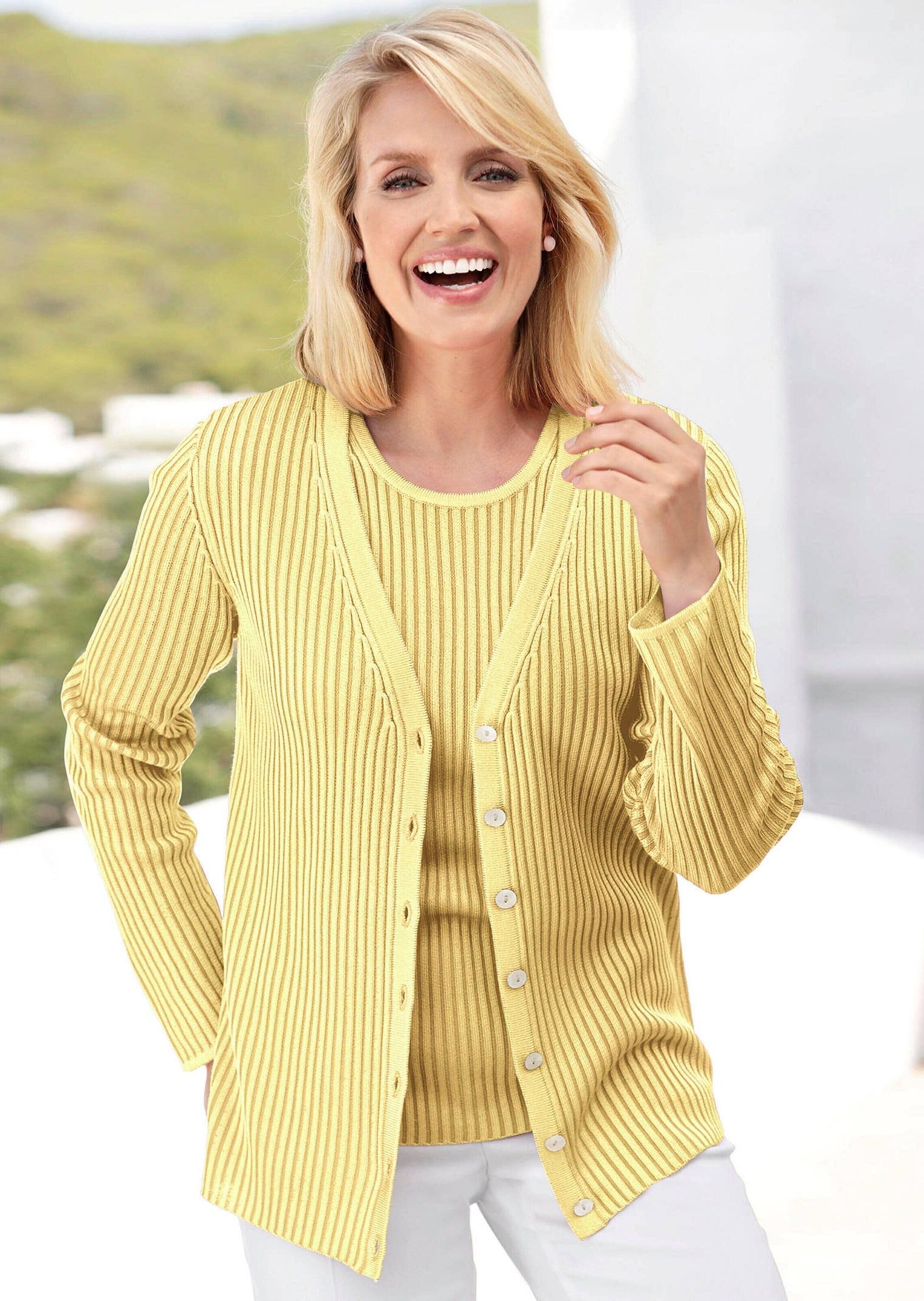 GOLDNER Strickjacke "Kurzgröße Pflegeleichte Strickjacke in hochwertiger Rippenstruktur" Mit echten Perlmuttknöpfen