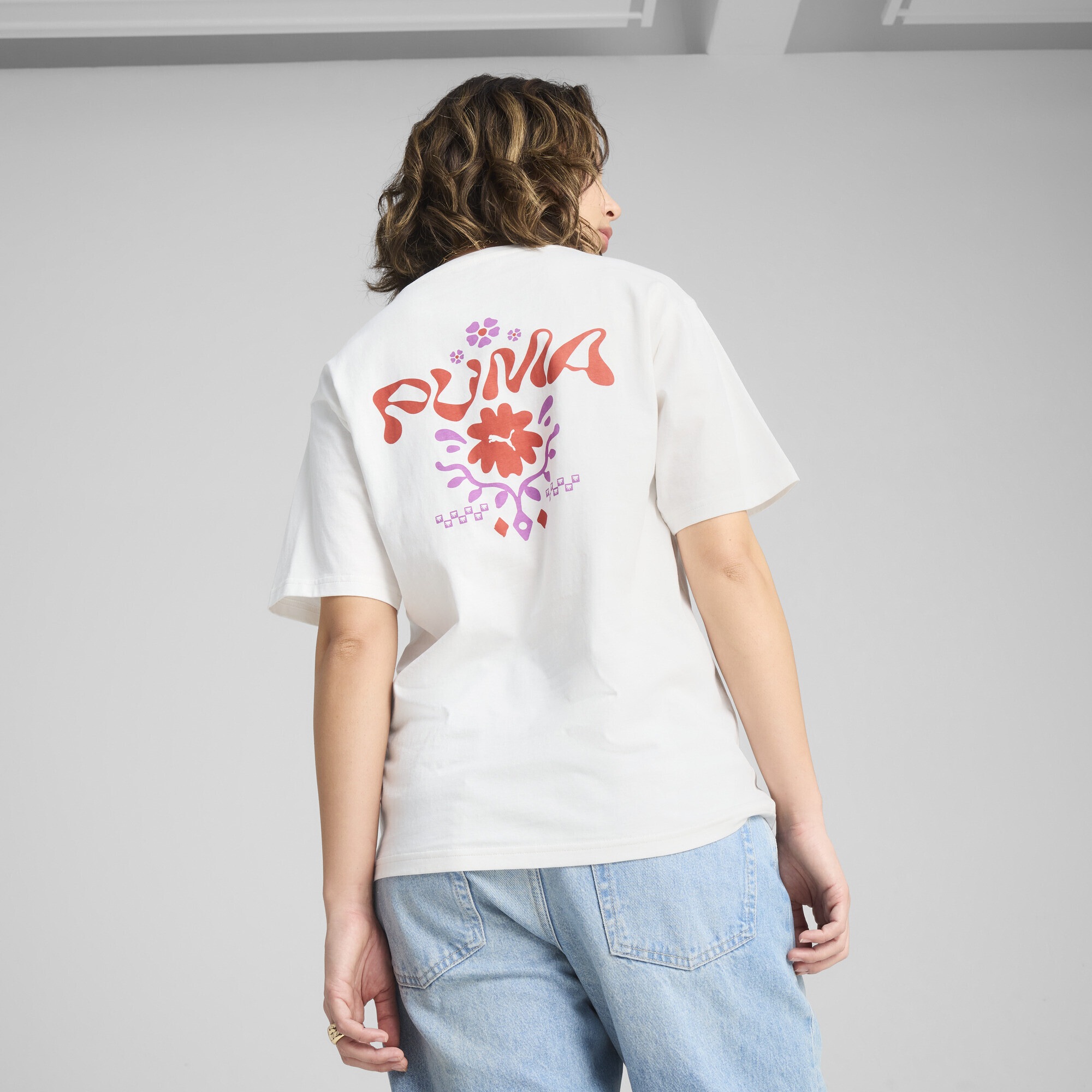 PUMA T-Shirt »ESS FLORAL PACK Relaxed Fit T-Shirt mit Grafik Damen«