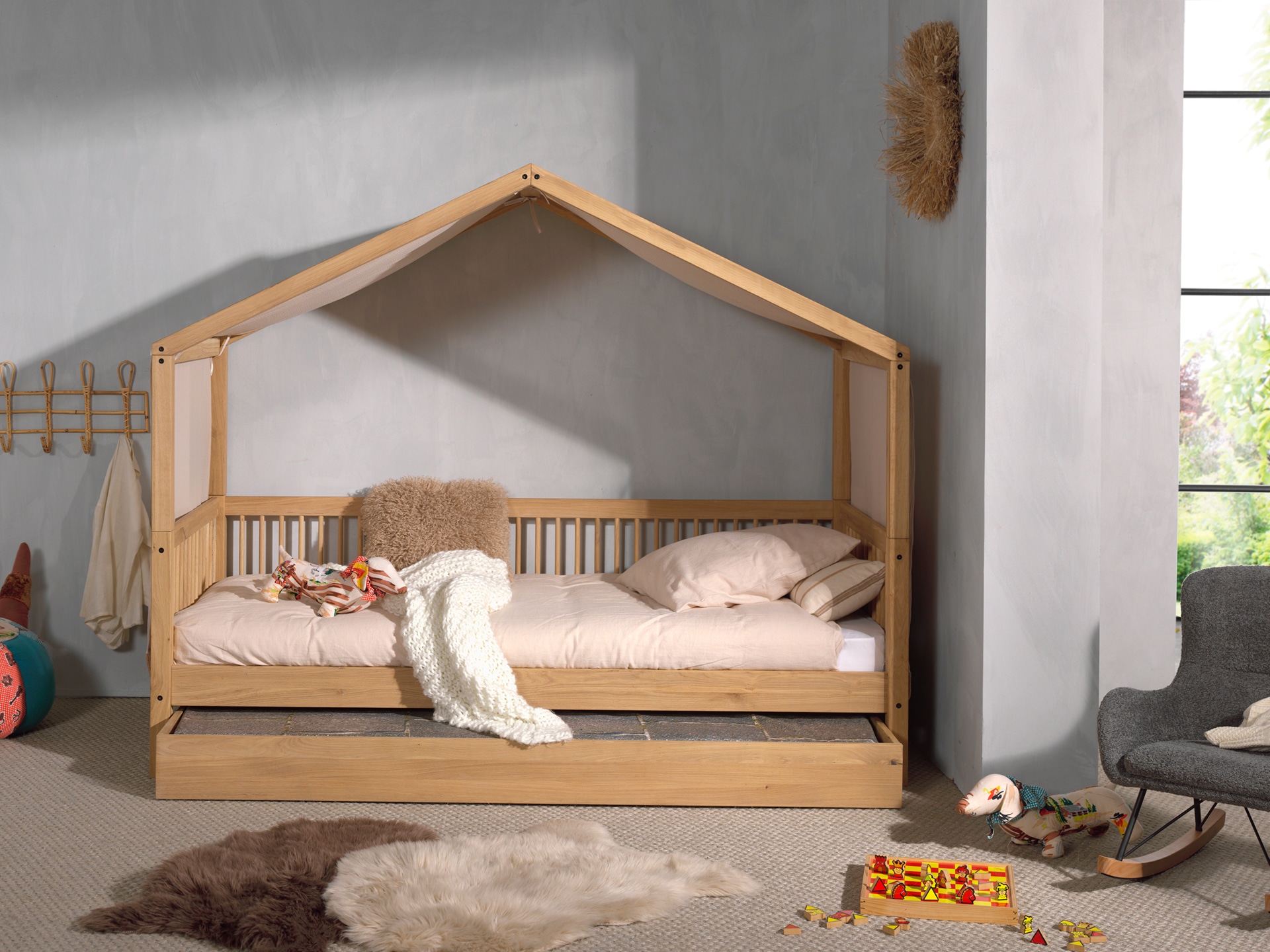 Vipack Hausbett "Eiche massiv geölt, Made in Europe, langlebige Qualität" B/H/T ca. 207,5x170x97,5cm, inkl. Dachaufbau und Massivholz Lattenrost, Liegefläche 90x200 cm, inkl. Textilhimmel und Bettschublade