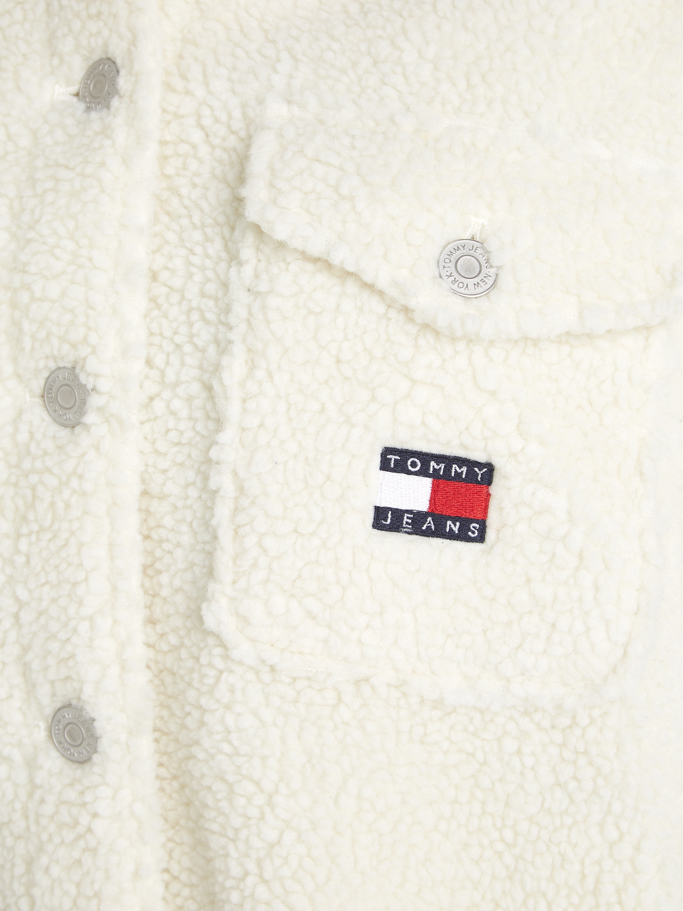 Tommy Jeans Curve Outdoorbluse »TJW TEDDY BADGE OVERSHIRT EXT«, in Großen Größen, mit Badge