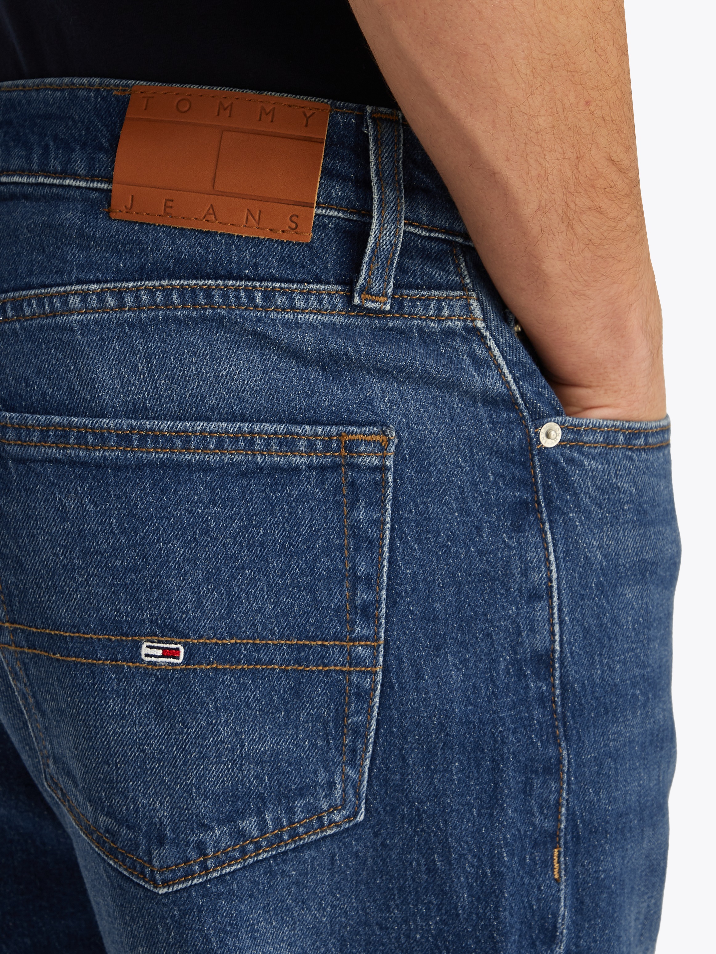 Tommy Jeans Gerade Jeans »Isaac Relaxed Tapered«, Mit Gürtelschlaufen