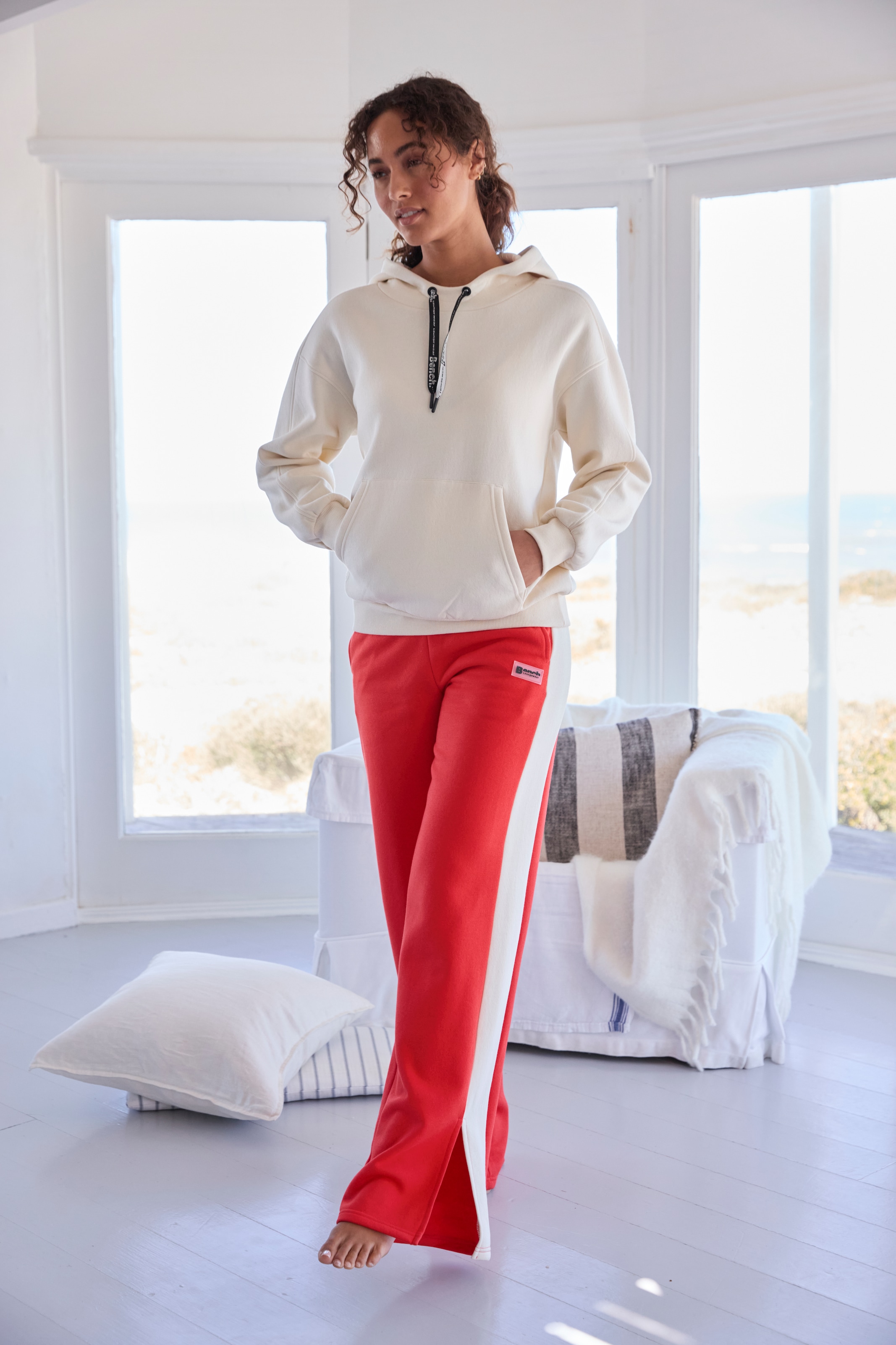 Bench. Loungewear Loungehose, mit Seitenschlitzen am Beinsaum und Silikon Logo Badge