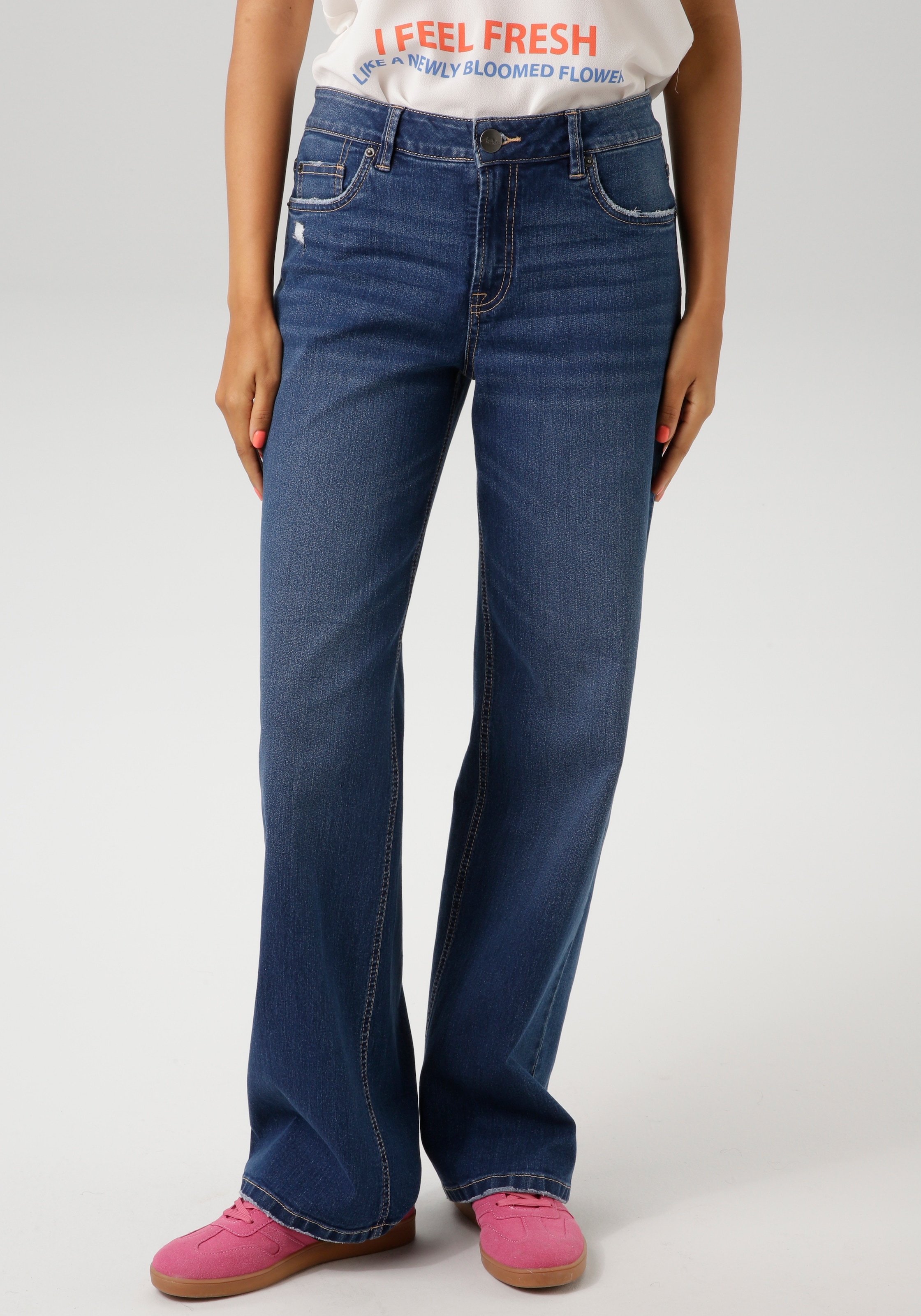 Aniston CASUAL Straight-Jeans, mit trendig weitem Bein - NEUE KOLLEKTION