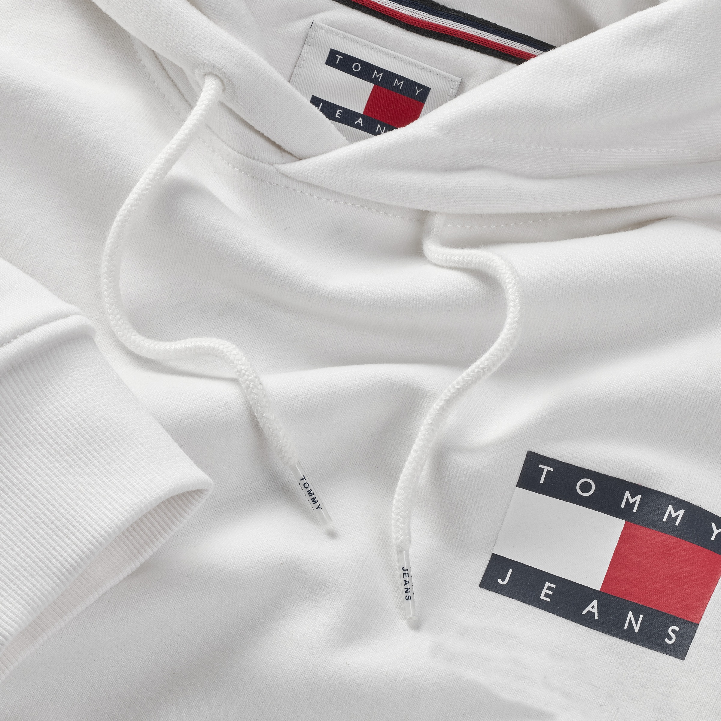 Tommy Jeans Sweatshirt »TJM REG ESSENTIAL FLAG HOOD EXT«, mit bedruckten Markenlogo auf Brusthöhe