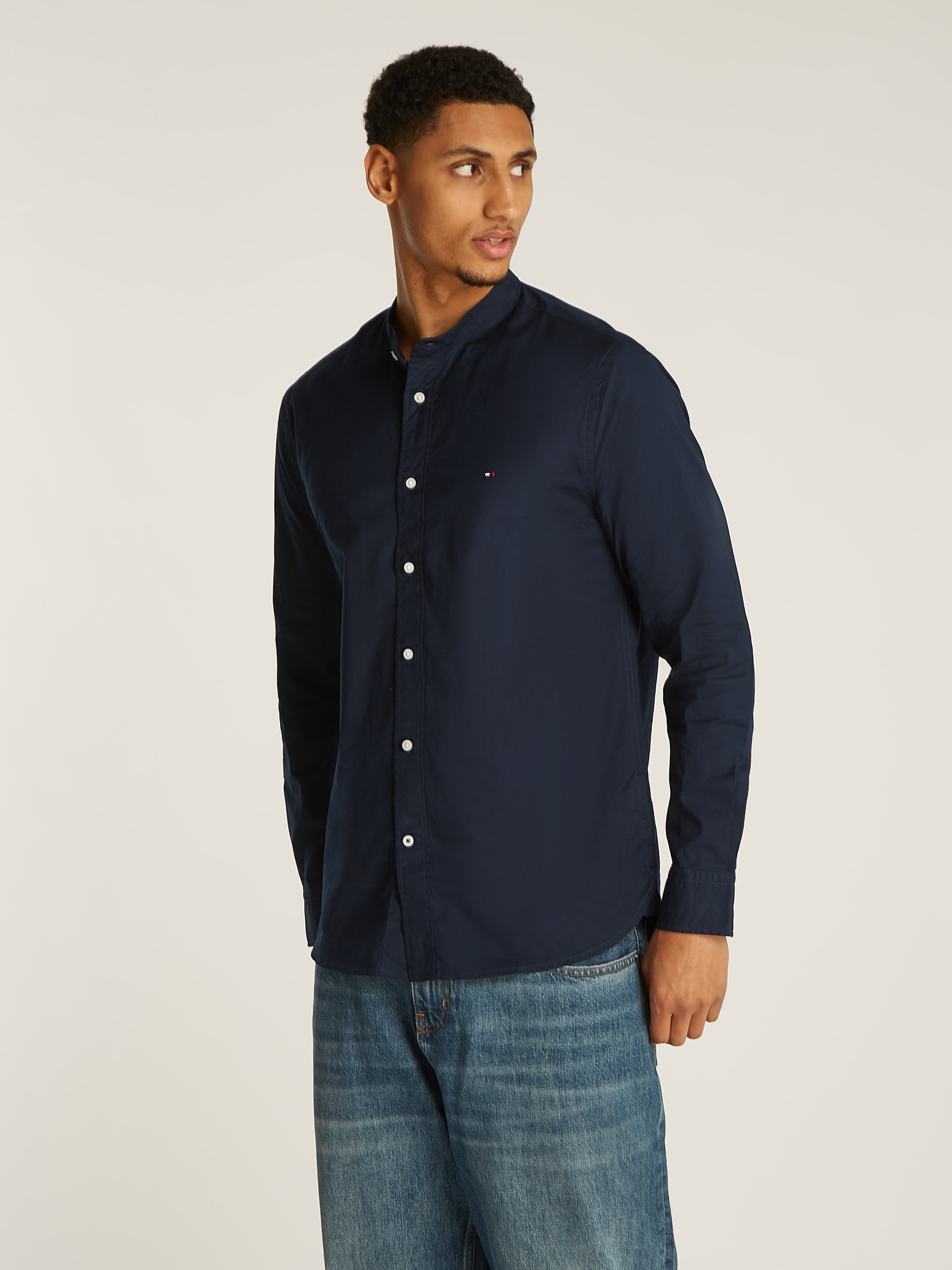 Langarmhemd »NATURAL SOFT SOLID MAO RF SHIRT«, mit Tommy Hilfiger Markenstreifen innen...