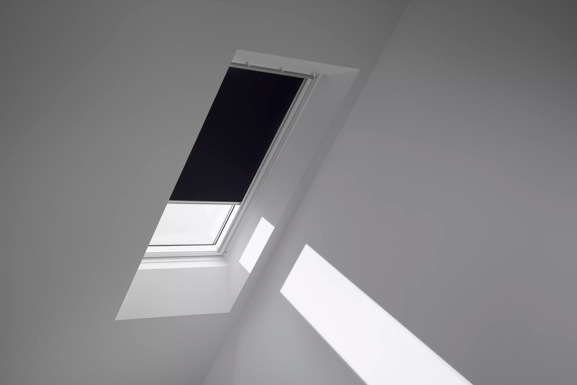 VELUX Verdunklungsrollo »DKL 3009S«, verdunkelnd, ohne Bohren, in Führungsschienen, Stoff schwarz mit weißen Führungsschienen & Griffleiste