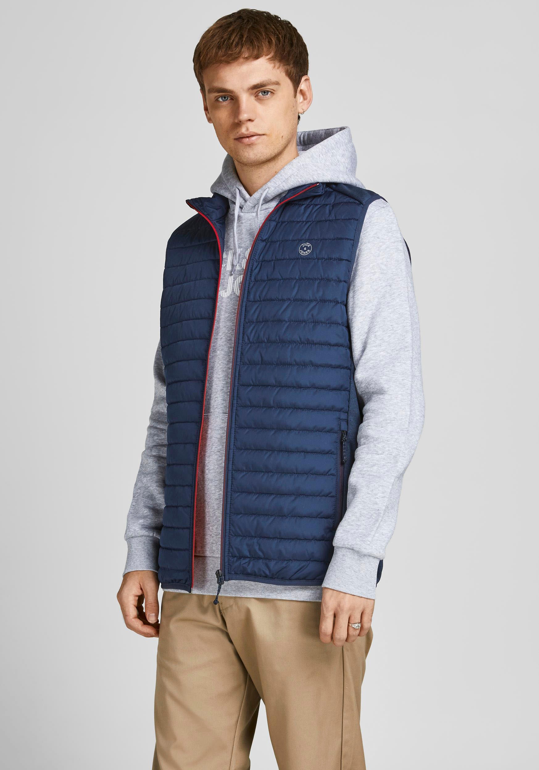 Jack & Jones Steppweste "JJEMULTI mit Logoprint, hohem Kragen und Eingrifft günstig online kaufen