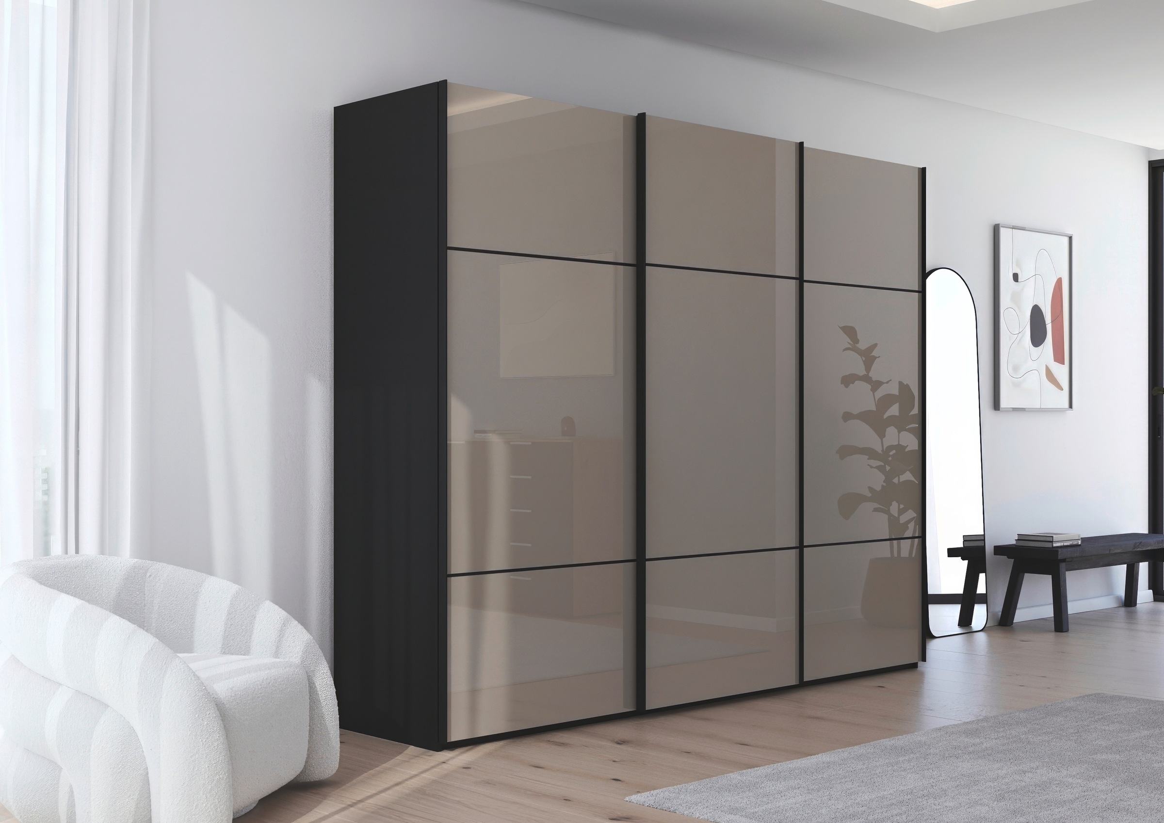 rauch Schwebetürenschrank »Kleiderschrank Schrank Garderobe Schlafzimmerschrank SCALE-TRIO«, edle dreigeteilte Front mit 2 Zierleisten Glasfront MADE IN GERMANY