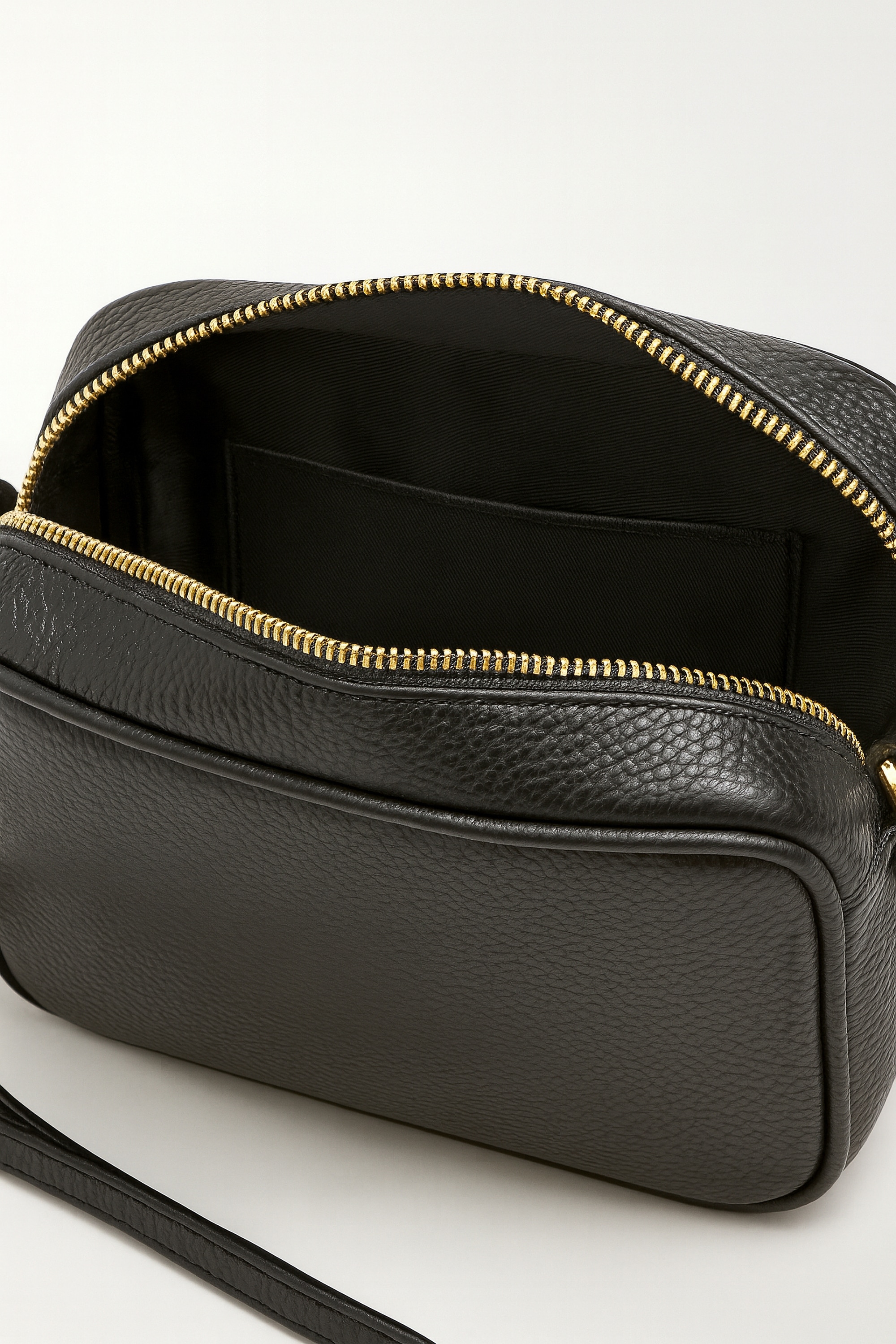 COLLEZIONE ALESSANDRO Umhängetasche »Alpha« der perfekte Klassiker aus Leder