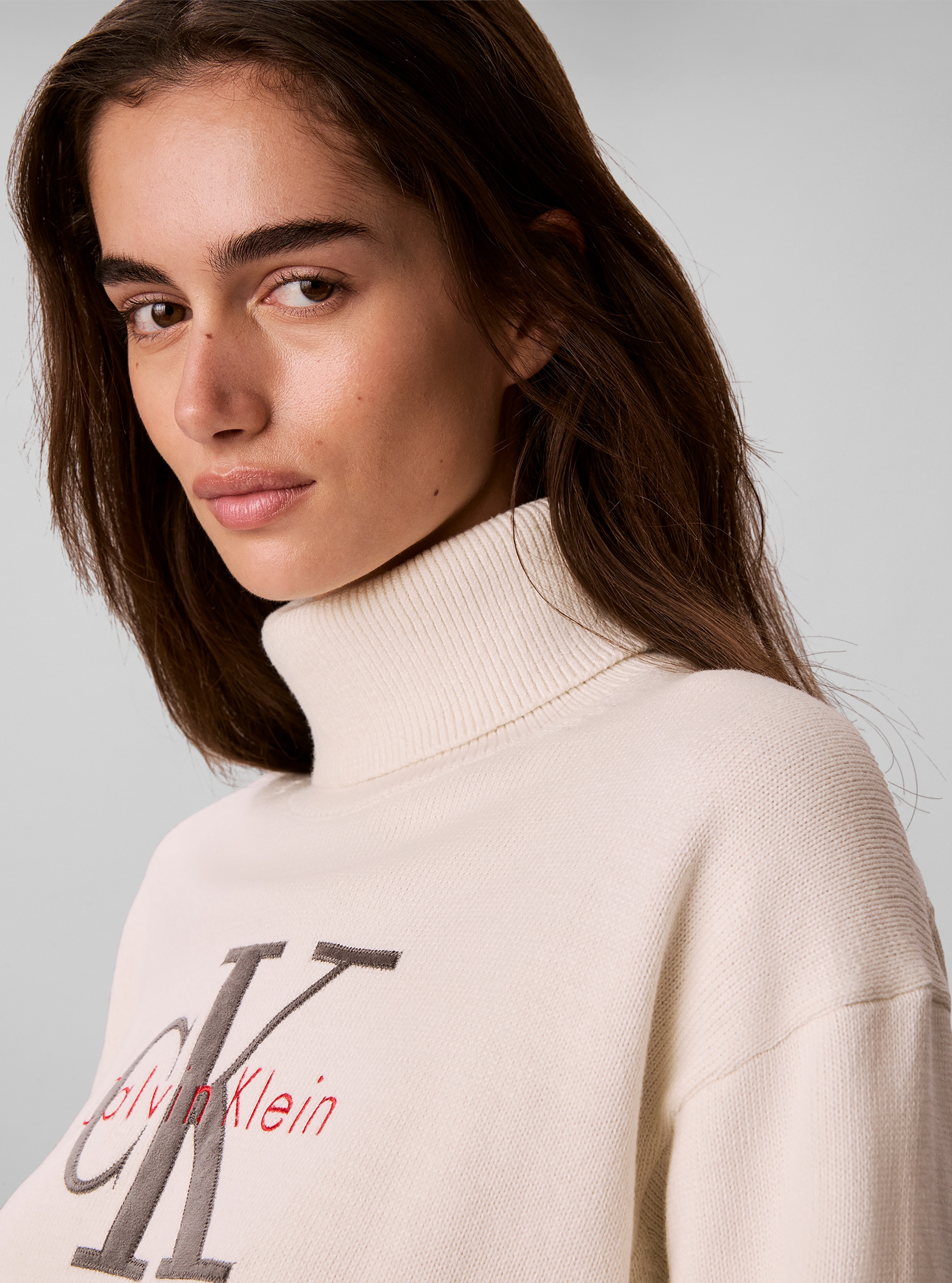 Calvin Klein Jeans Rollkragenpullover Rollkragen, breites Bündchen, Regular Fit, Applikation & Stickerei