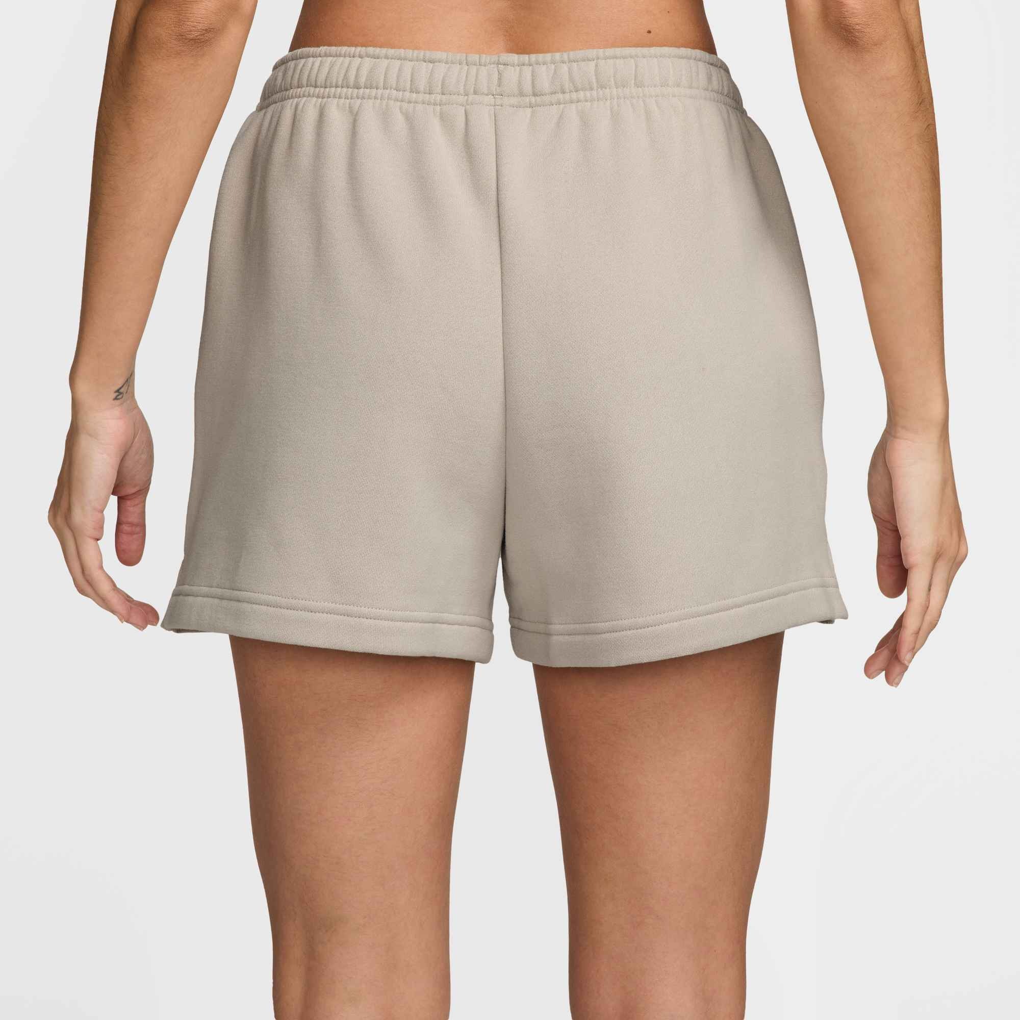 Nike Sportswear Shorts »W NK STDO FLC MW MR STD 4 SHRT«  mit Eingrifftaschen, mit Logostickerei, mit Gummizug
