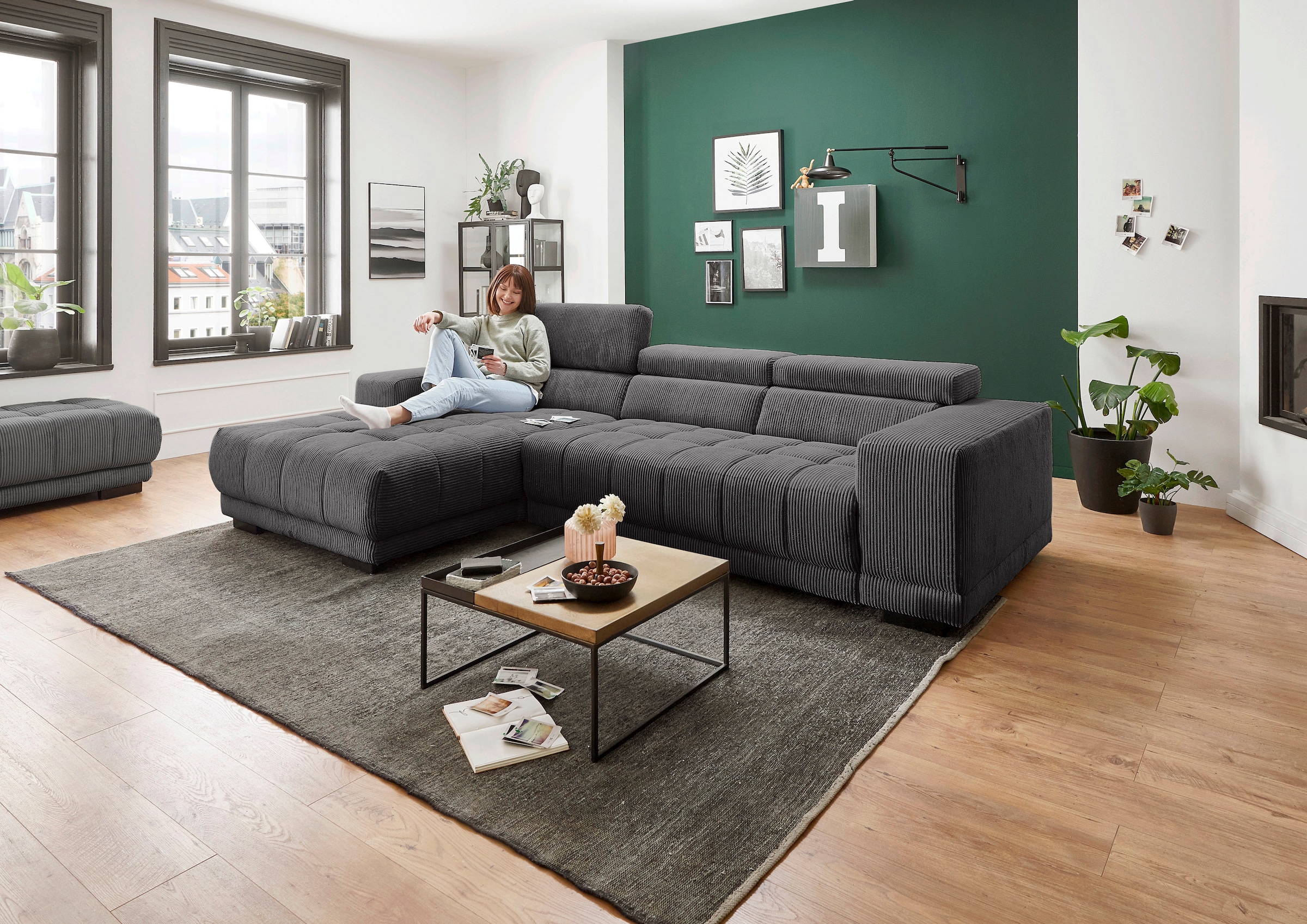 Die PlanBar Ecksofa "MP-IN15053 L-Form schmaler Schenkel" wahlweise mit Kopfteilverstellung und manueller Vorziehbank