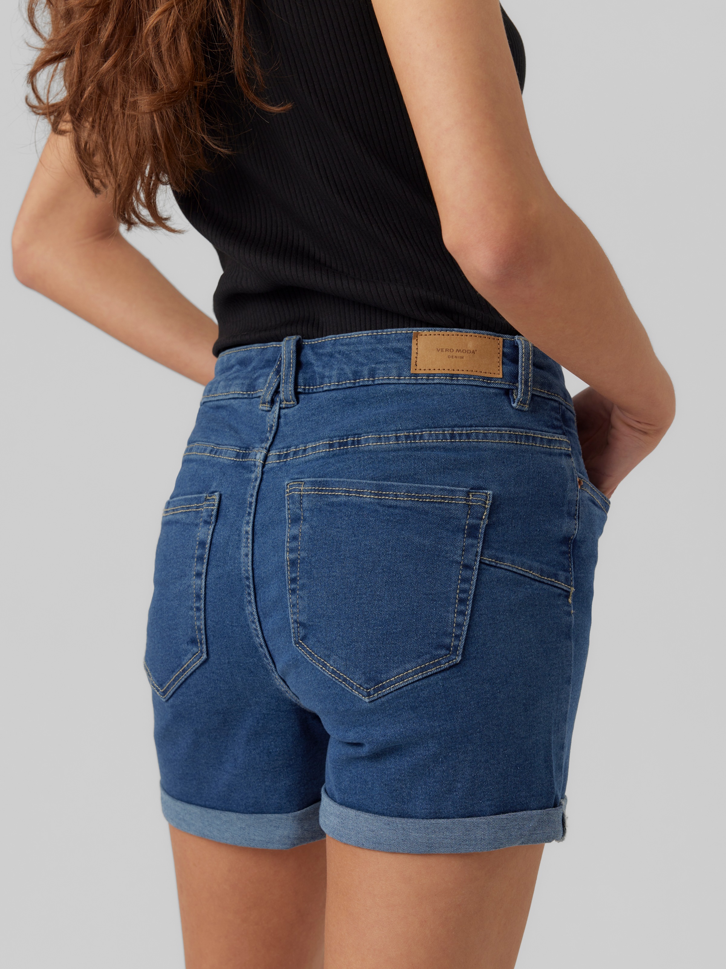 Thumbnail - Vero Moda Jeansshorts "VMLUNA MR FOLD SHORTS MIX GA NOOS" mit Umschlagsaum