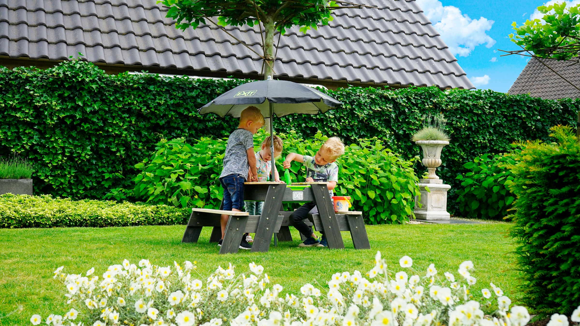 EXIT Spieltisch »Aksent«, mit 2 Bänke und Sonnenschirm; FSC® - schützt Wald - weltweit