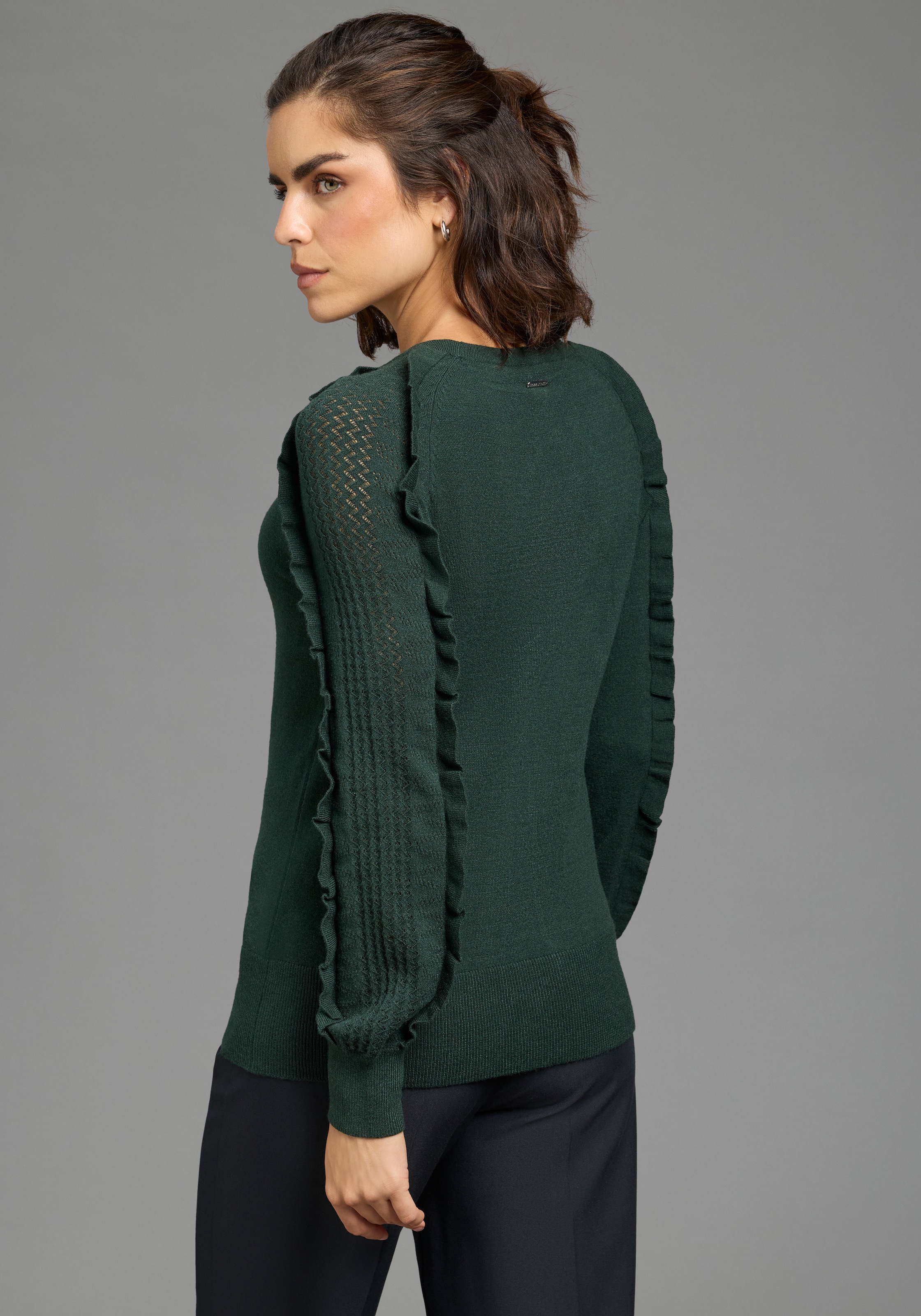 Laura Scott Strickpullover »mit femininem Ajourstrickmuster« mit figurumspielender Passform