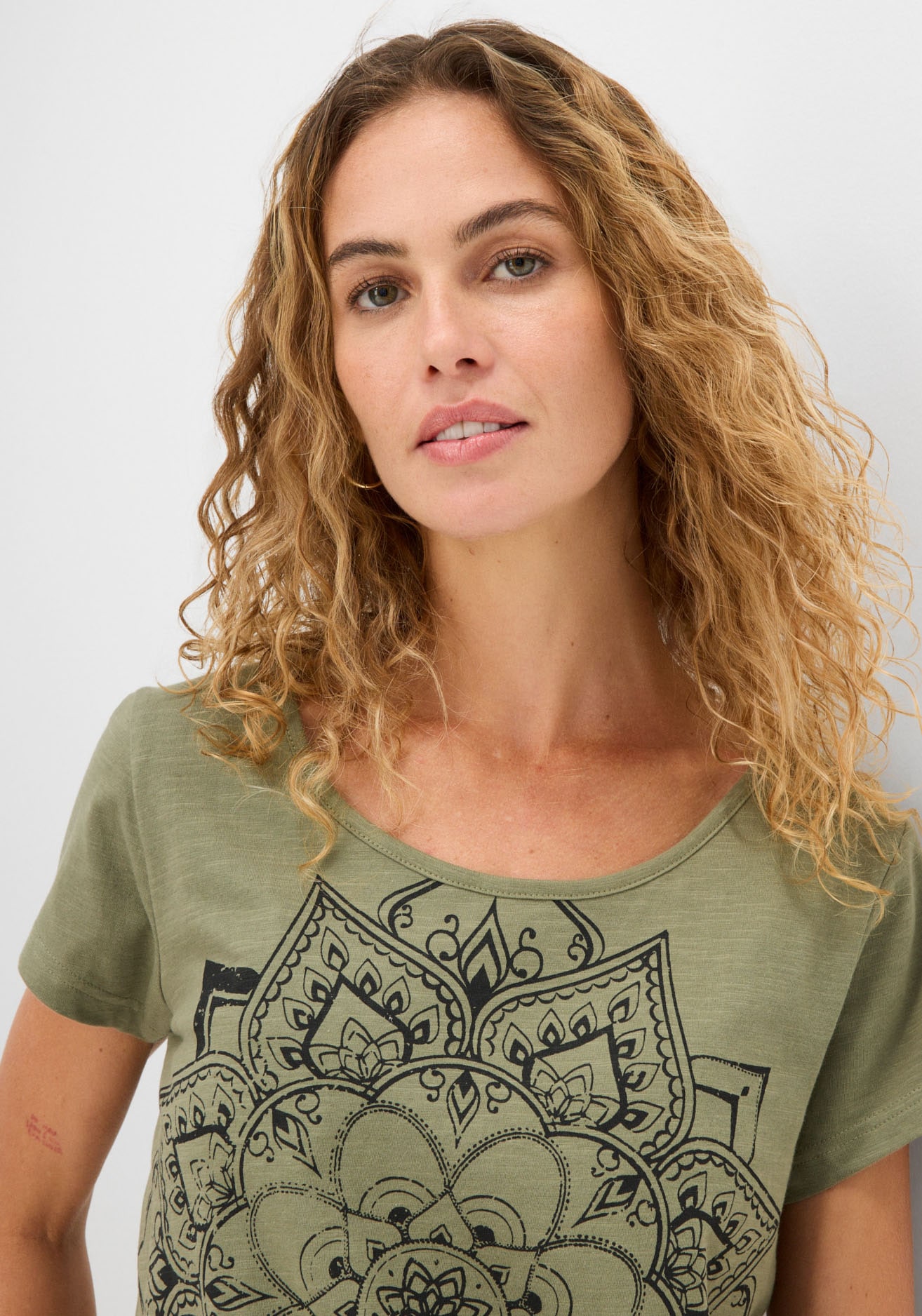 bonprix T-Shirt gerade Passform, Kurzarm, mit dekorativem Druck, aus Baumwolle