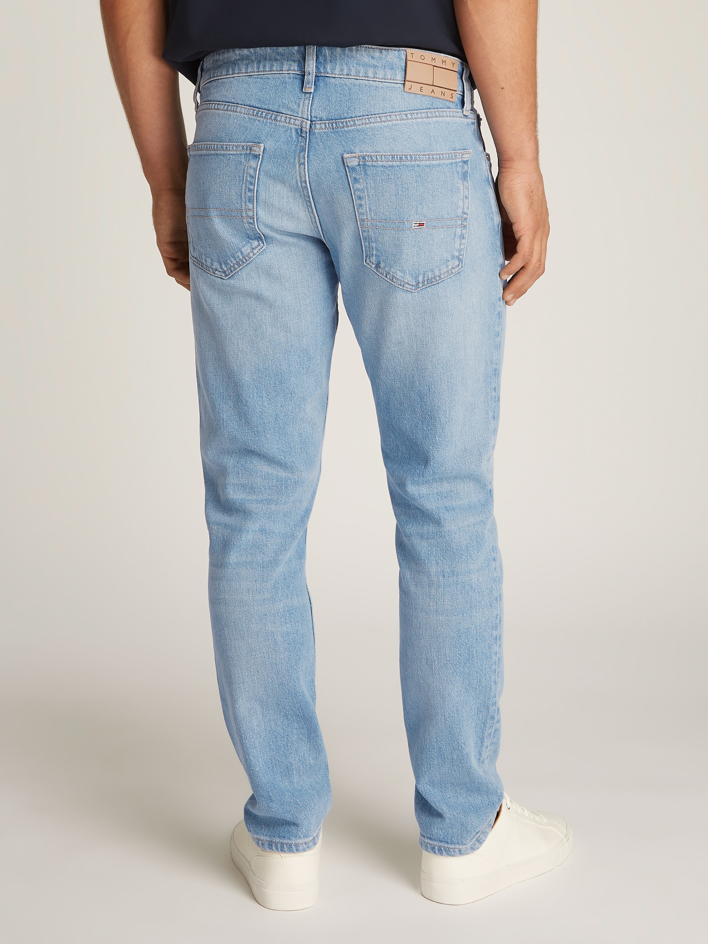 Tommy Jeans Tapered-fit-Jeans, mit Logostickereien