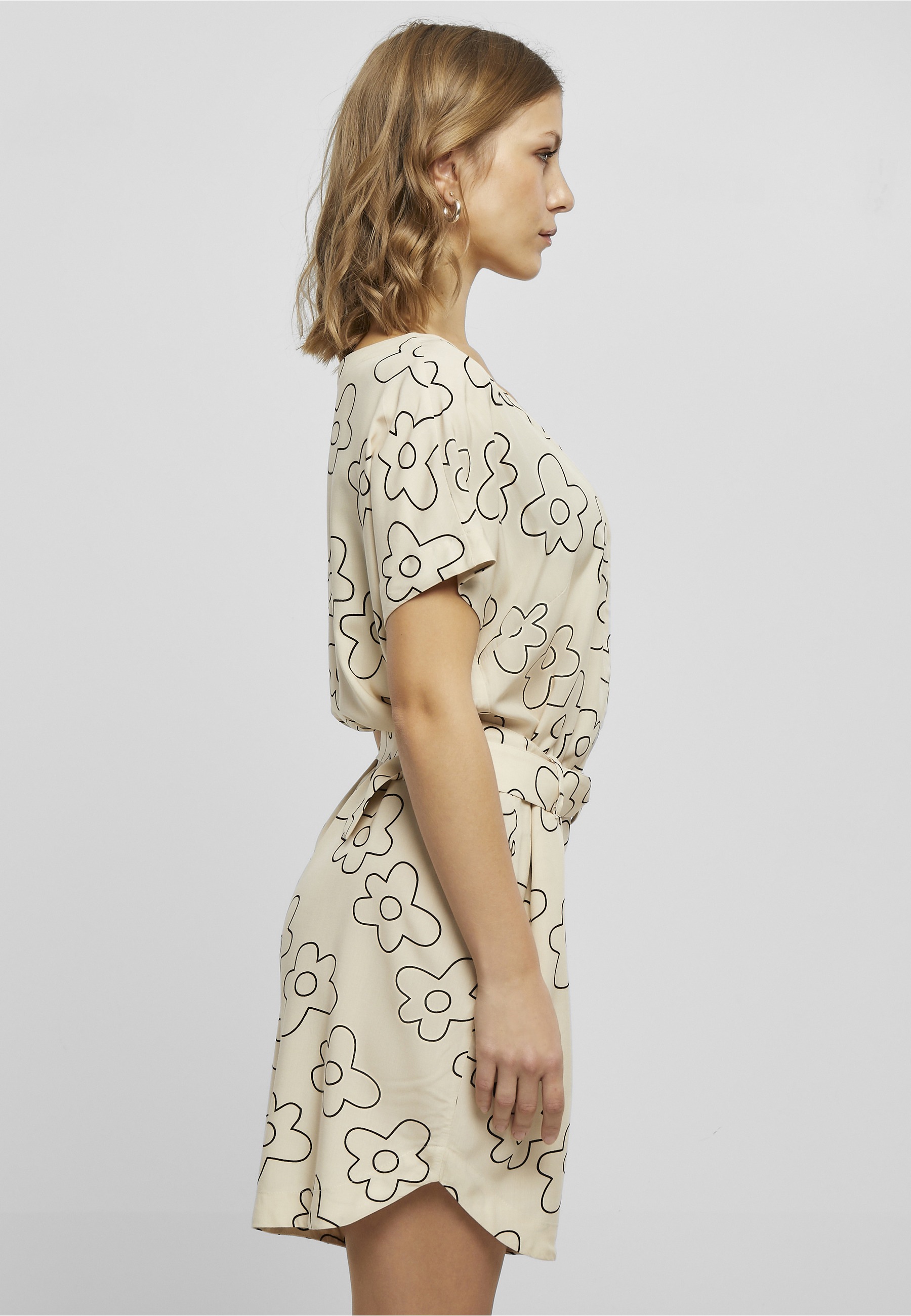 URBAN CLASSICS Jumpsuit »Urban Classics Damen Ladies Short Viscose Belt Jumpsuit« 1 Stk.