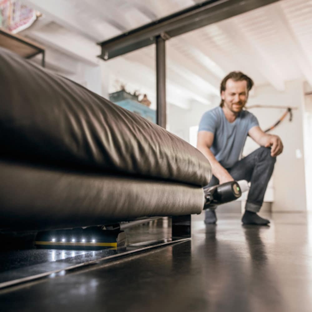 KÄRCHER Akku-Stielstaubsauger »VC 6 Cordless ourFamily Car«, beutellos, inkl. Akku und Wandhalterung mit Ladefunktion