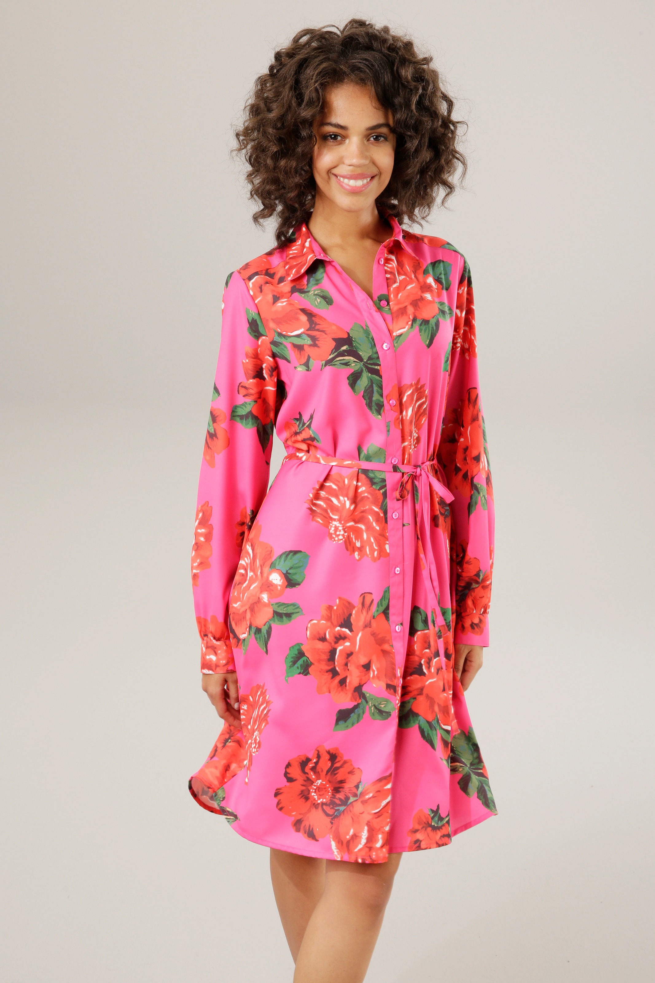 Aniston CASUAL - Bindegürtel), | für BAUR Blumendruck NEUE großflächigem (mit abnehmbarem bestellen Blusenkleid, KOLLEKTION mit