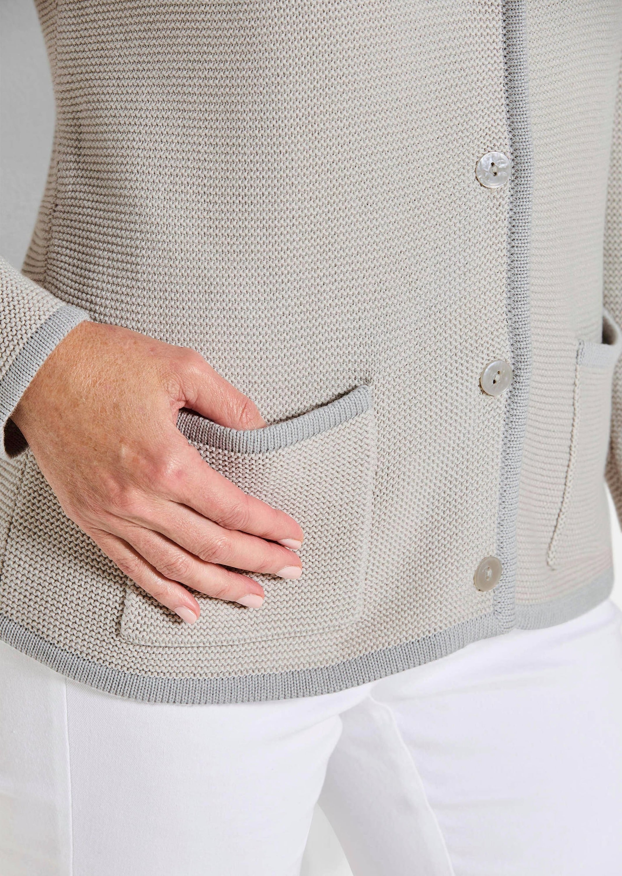 GOLDNER Strickjacke »Elegante Strickjacke mit Taschen« Knöpfe in Perlmutoptik