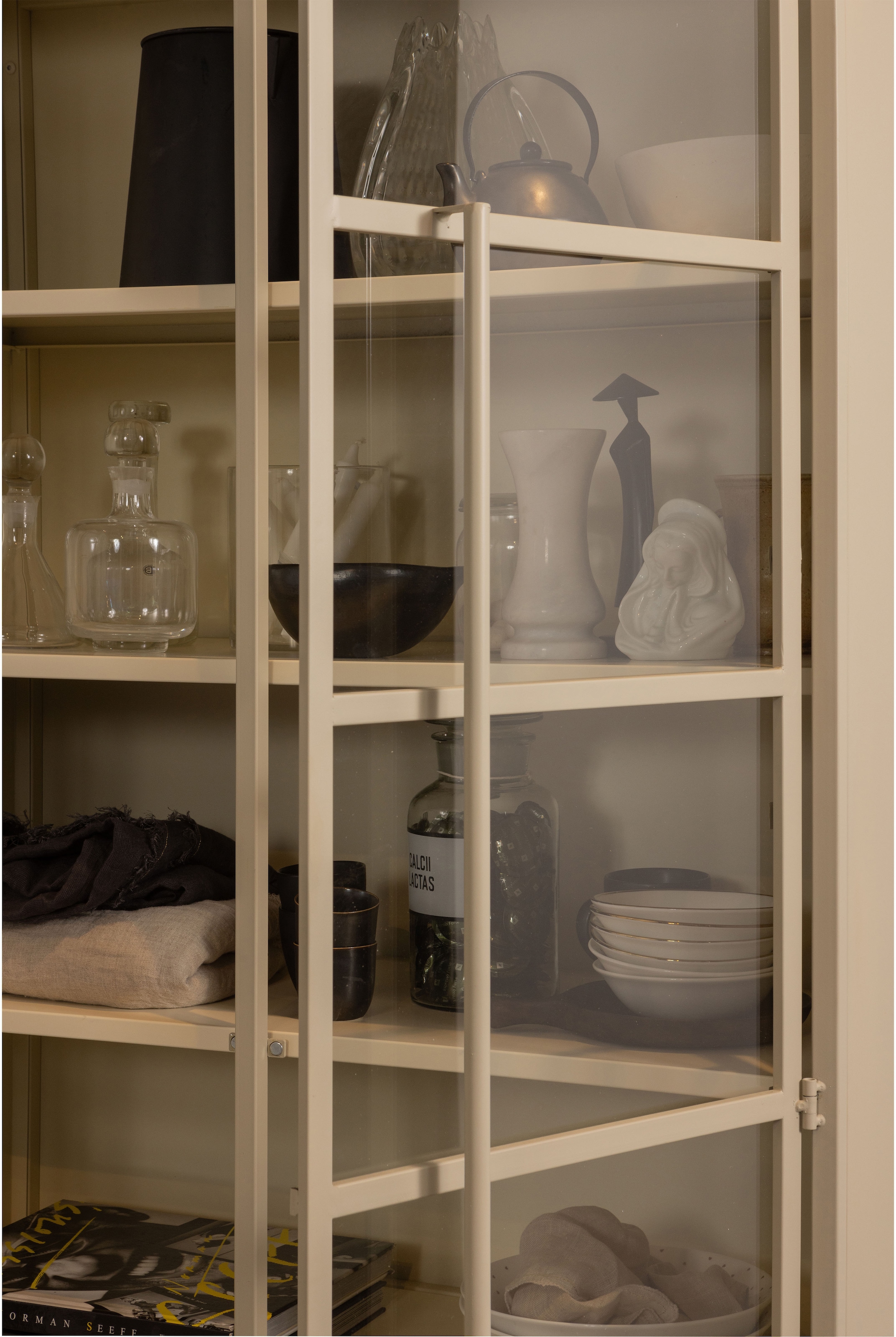 WOOOD Vitrine »WOOOD EXHIBIT XL 2-TÜRIG VITRINE SCHRANK METALL« Die Vitrine Exhibit aus mattem Metall bietet 5 robuste Einlegeböden.