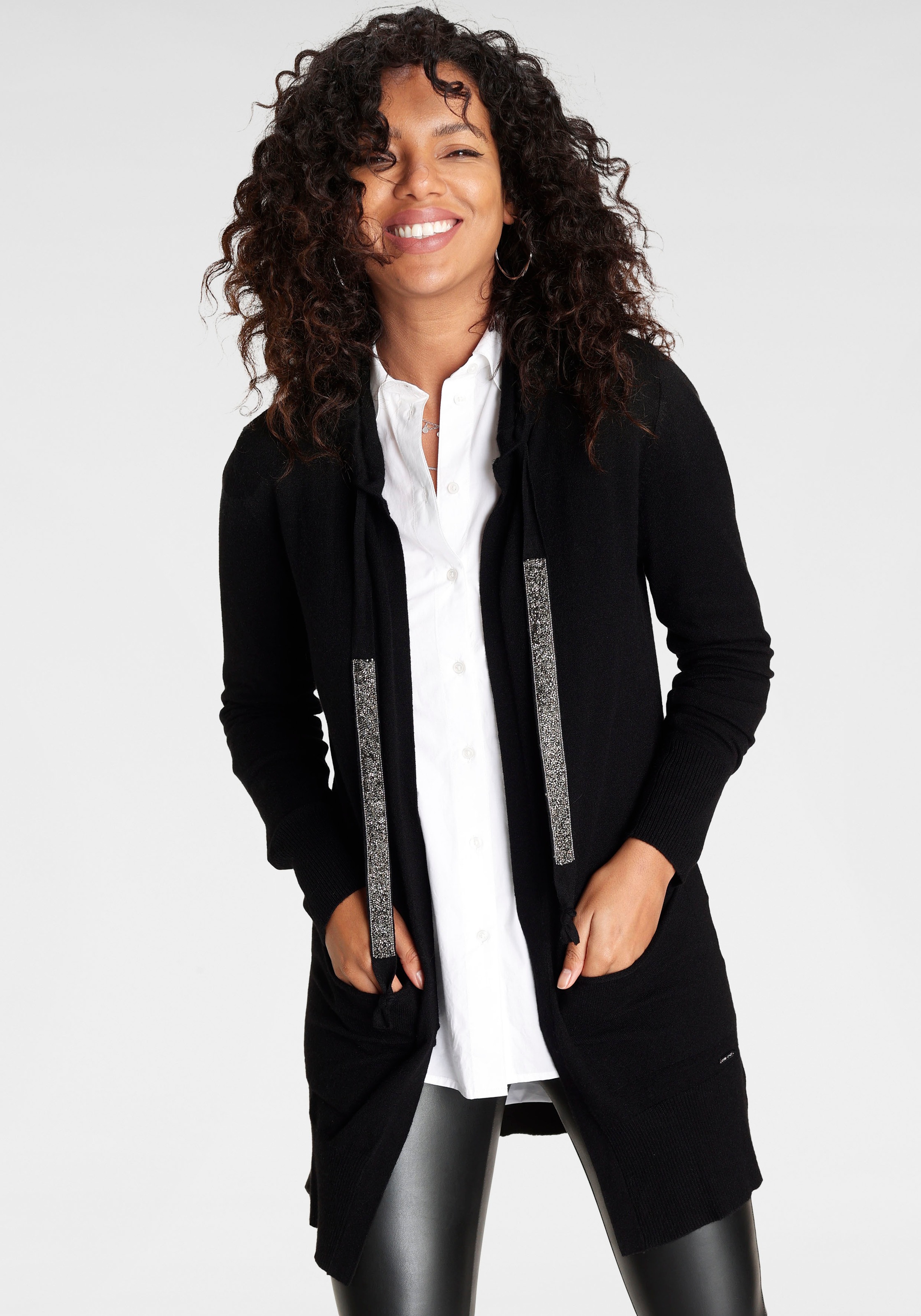 Laura Scott Kapuzenstrickjacke mit Kapuze und glitzernden Bändern günstig online kaufen