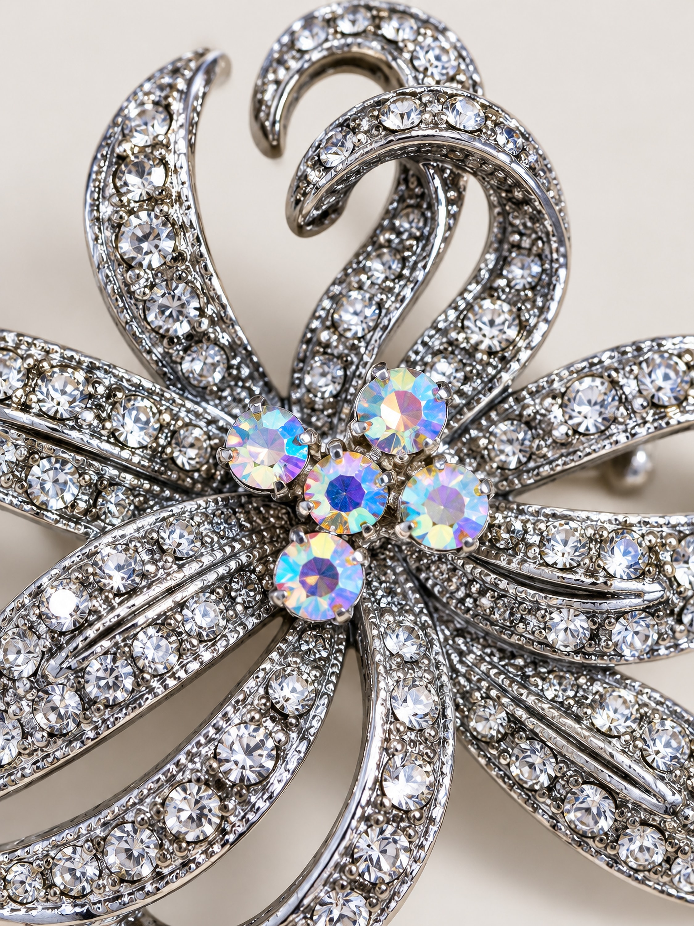 COLLEZIONE ALESSANDRO Brosche »Lilia« ()  stilisierte Lilienblüte in Altgold mit funkelnden Glassteinen