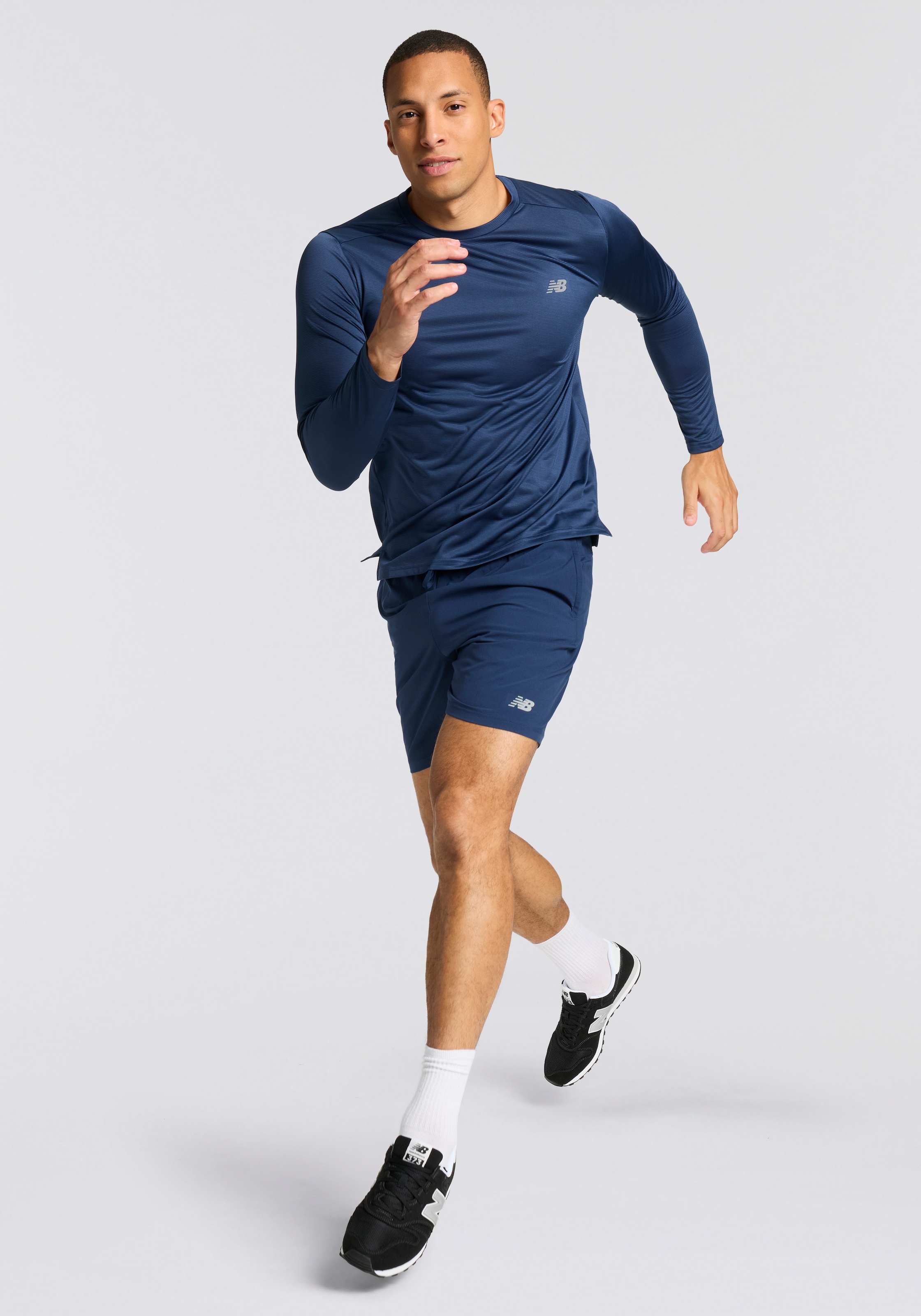 New Balance Laufshirt »Sport Essentials Long Sleeve«, mit Label