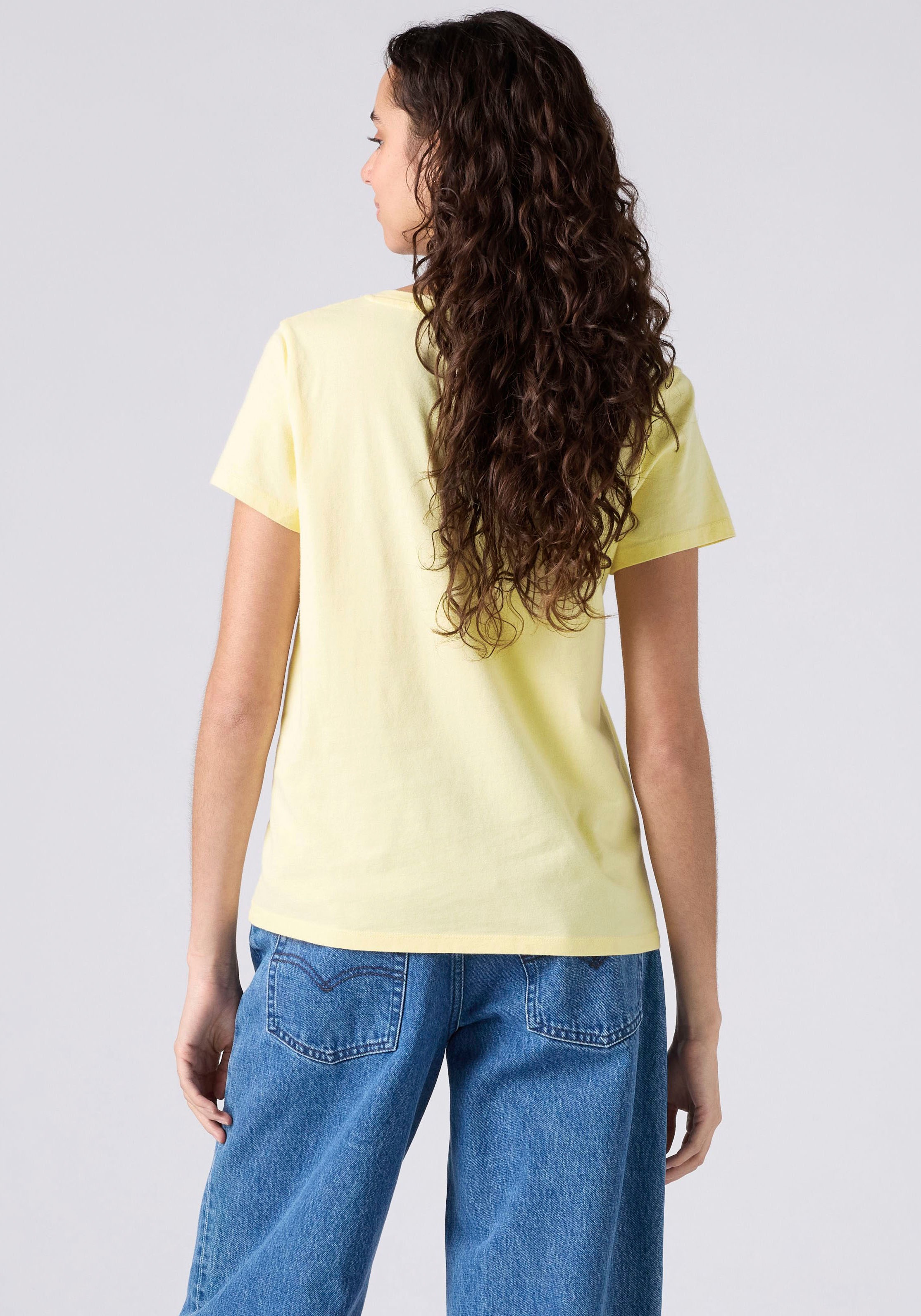 V-Shirt LEVI'S "Perfect Tee", Damen, Gr. XS (34), french vanilla, Jersey, Obermaterial: 100% Baumwolle, Basic, figurbetont hüftlang, V-Ausschnitt, abgesteppte Kante, Shirts, mit kleinem Batwing- Logo 2