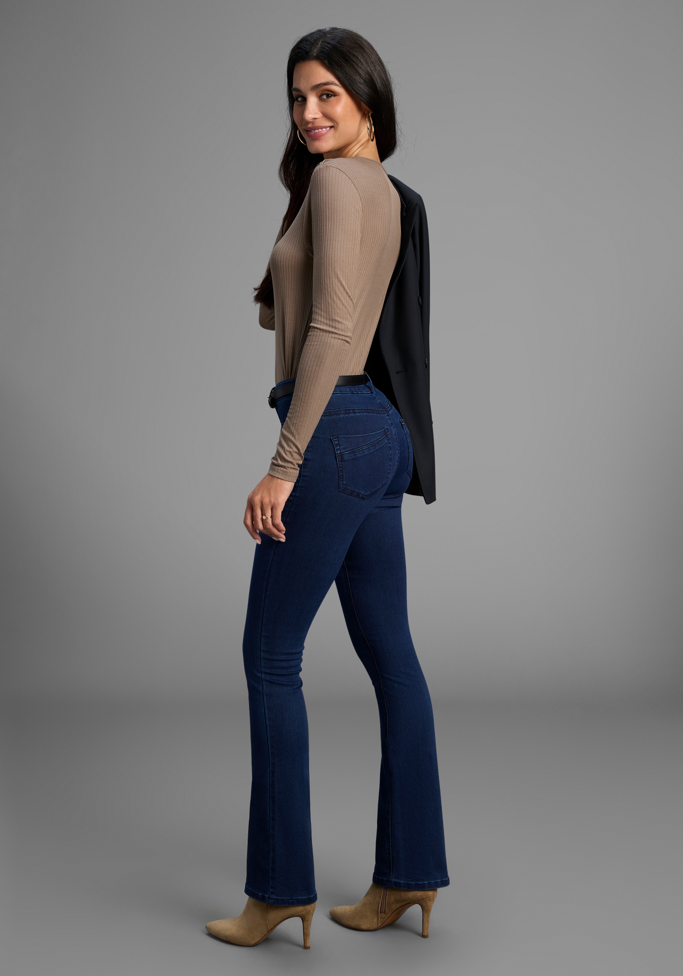 Arizona Bootcut-Jeans »Ultra Stretch«, ausgestellte Beinform, Used-Waschung, hohe Leibhöhe