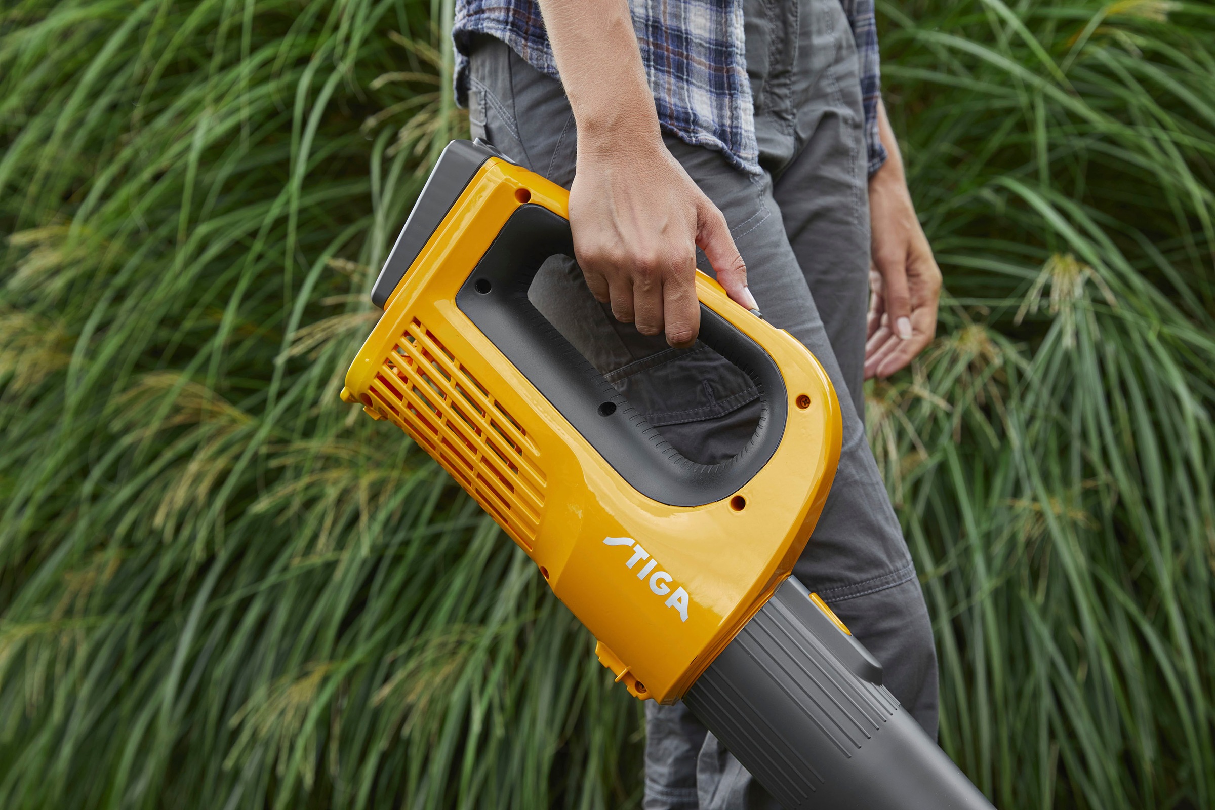 STIGA GARDEN Akku-Laubbläser »BL 100e«, (Spar-Set), 129 km/h Blasgeschwindigkeit, mit Akku 20V/4Ah und Ladegerät