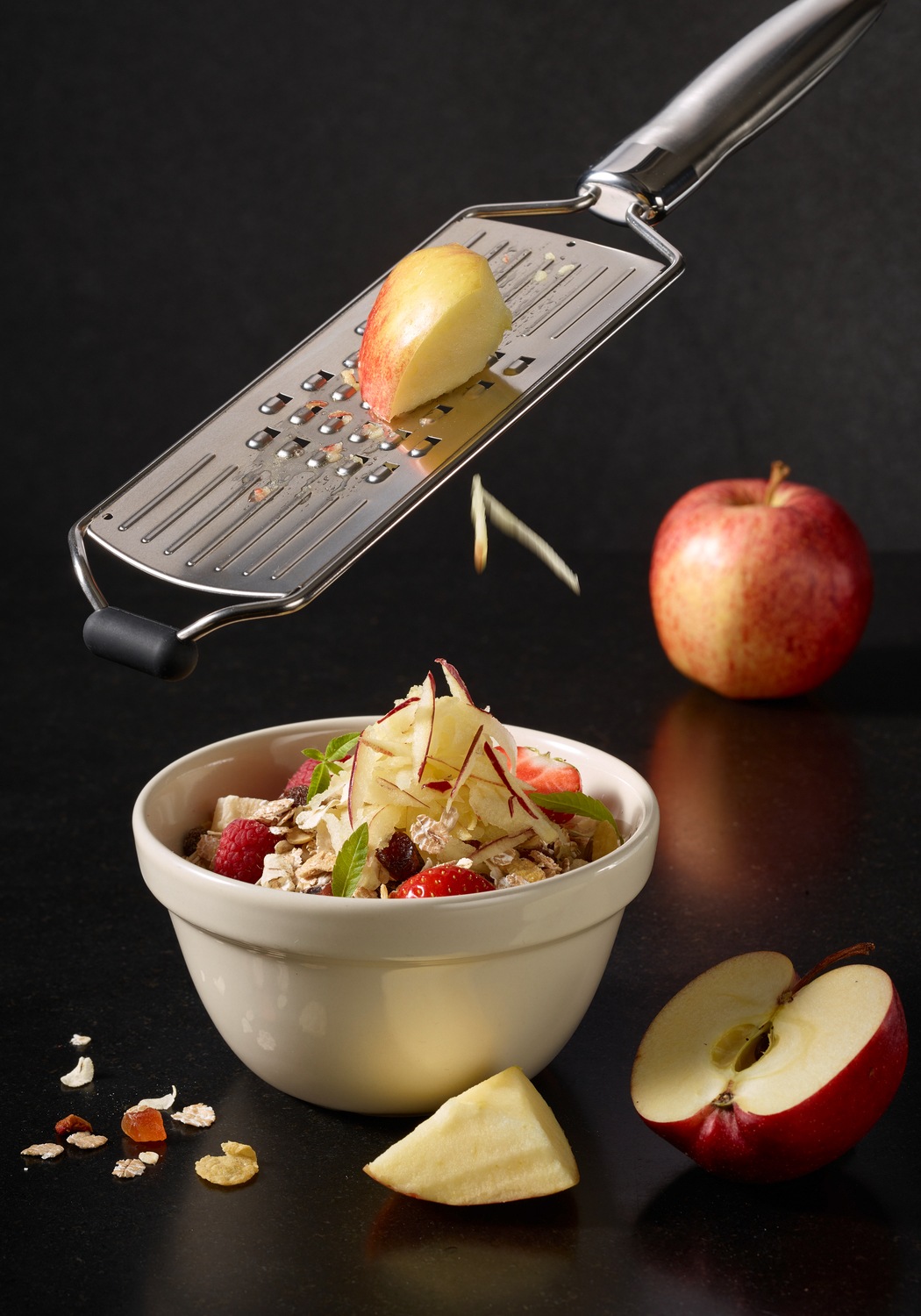 RÖSLE Küchenreibe, (1 St.), Mittelreibe für Rohkostsalat und Käse, mit ergonomischem Griff
