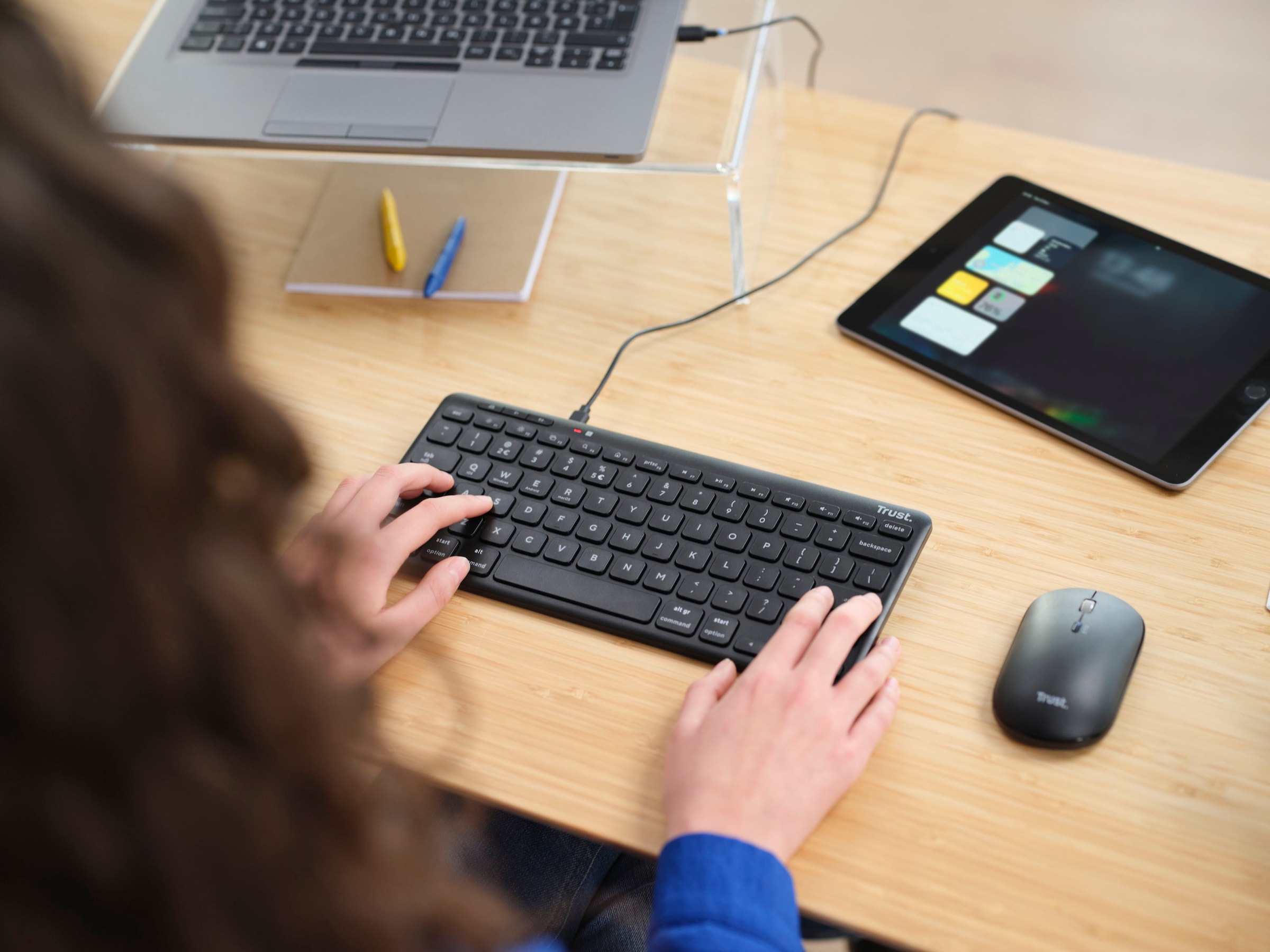 Trust Wireless-Tastatur »Lyra Kompakte Funktastatur«, (USB-Anschluss-Anpassbare Höhe-Multimedia-Tasten)