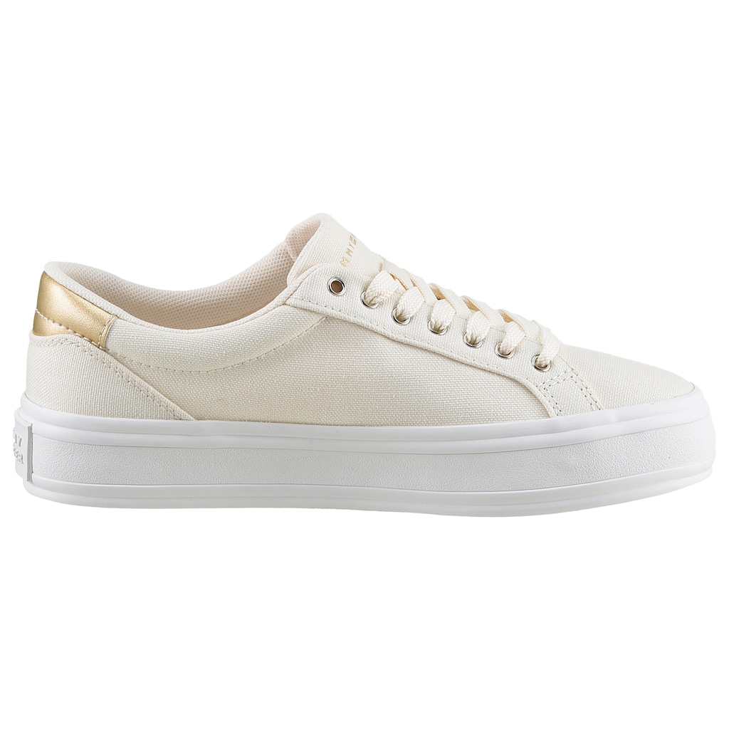 Tommy Hilfiger Plateausneaker »ESSENTIAL VULC CANVAS SNEAKER«, Kontrastbesatz in Metallicoptik, Freizeitschuh, Halbschuh, Schnürschuh