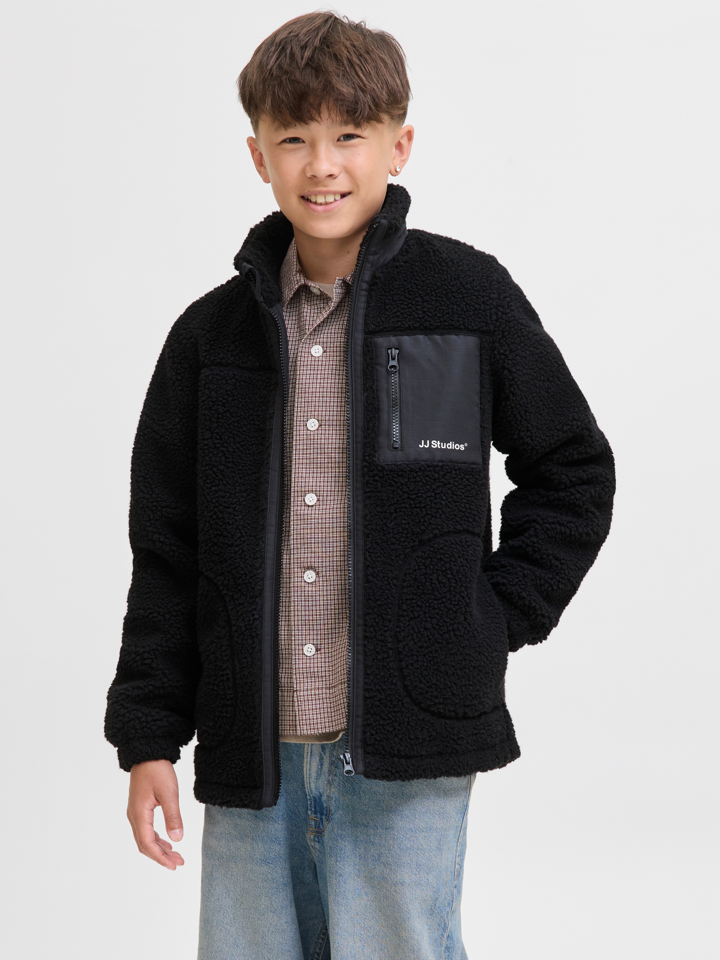 Jungen Kurzjacke "JJESOHO TEDDY JACKET SN JNR", schwarz, Gr. 128, JACK & JONES JUNIOR, unifarben, Plüsch, Obermaterial: 100% Polyester, Jacken