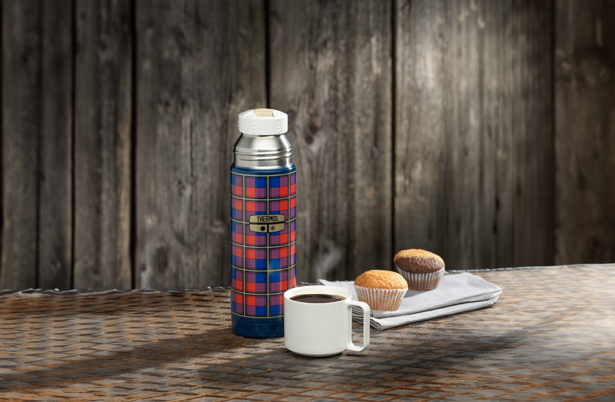 THERMOS Isolierflasche »REVIVAL BEVERAGE BOTTLE, Edelstahlkörper, spülmaschinenfest«, (1 tlg.), 0,5l, 18h heiß & 24h kalt, mit Push Button Lid & Trinkbecher mit Griff